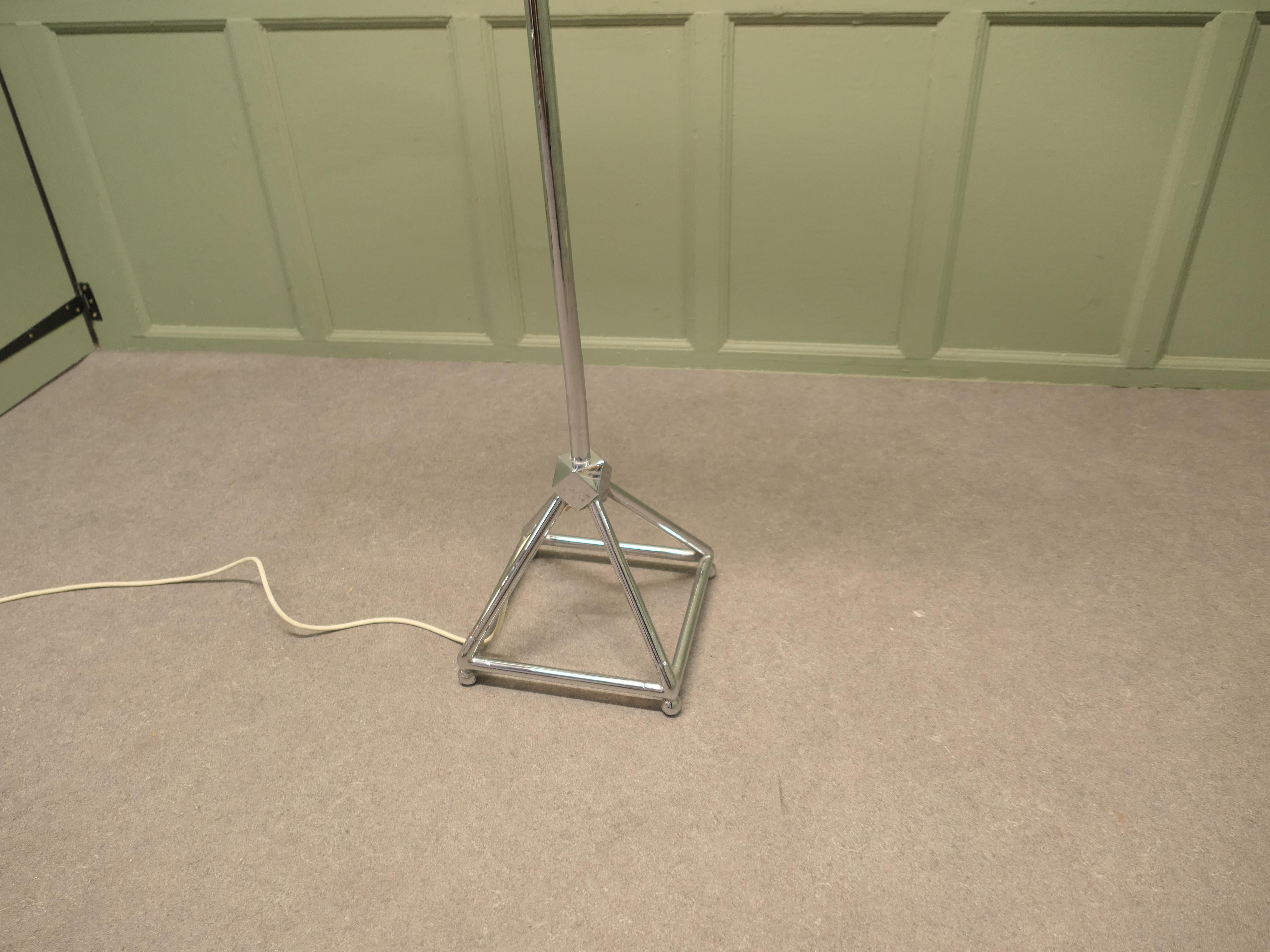 Lámpara de pie cromada moderna de mediados de siglo Una lámpara con estilo Cromo en venta