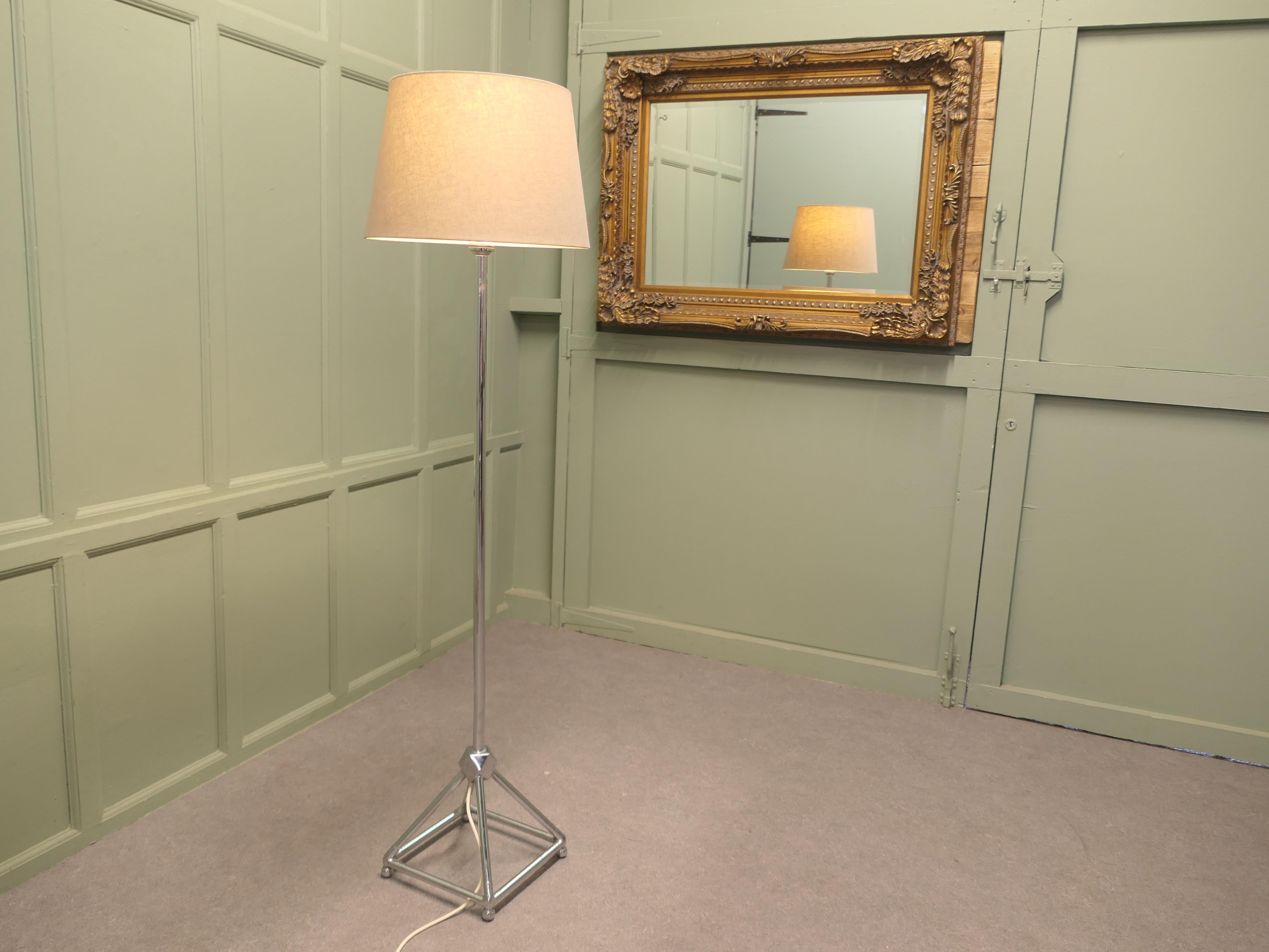 Lámpara de pie cromada moderna de mediados de siglo Una lámpara con estilo en venta 1