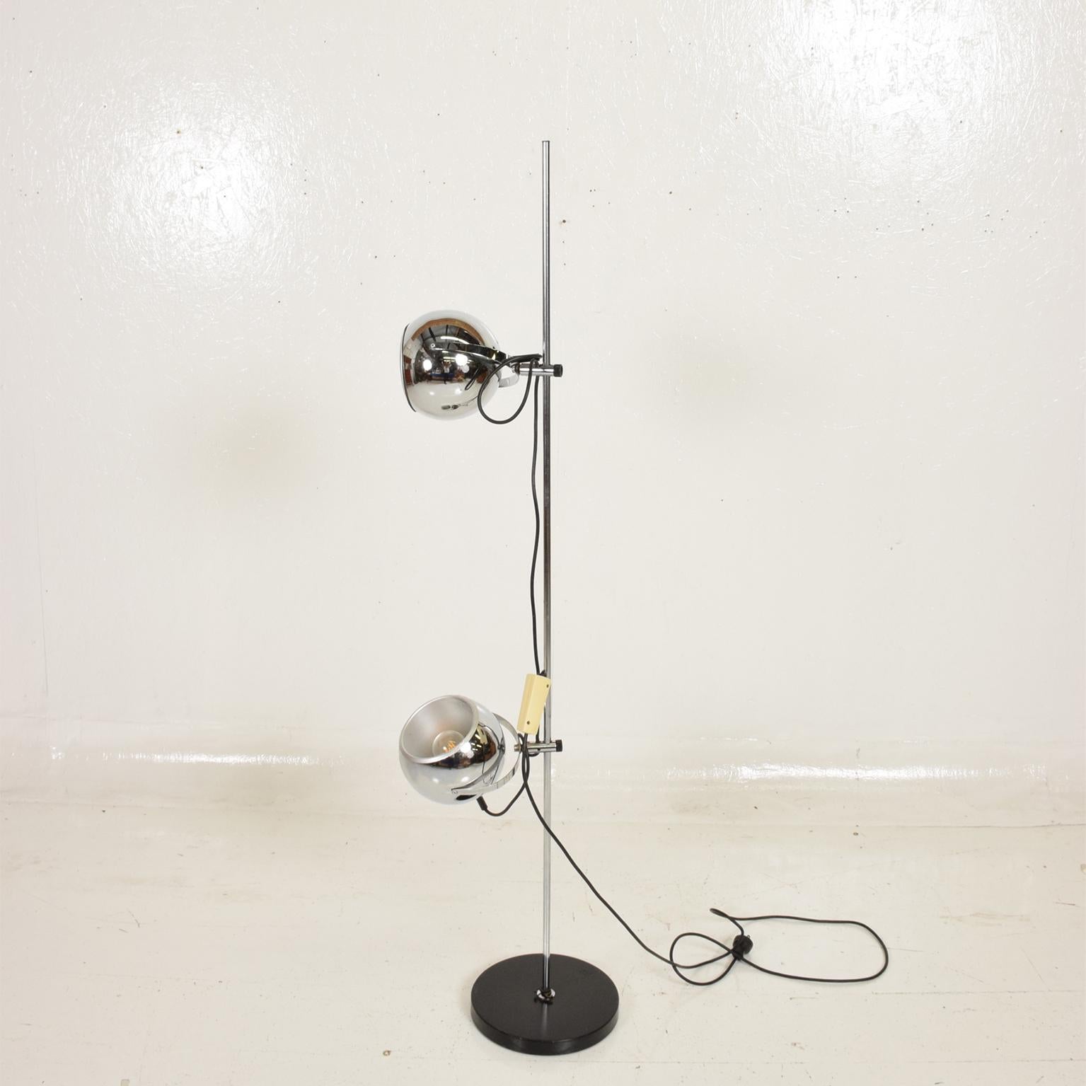 For your consideration, a Mid-Century Modern chrome floor lamp by Robert Sonneman.

Beautiful chrome-plated floor lamp with two adjustable shades in the shape on a sphere.

The USA circa 1970s. Unmarked, no label present. 

Dimensions: 60