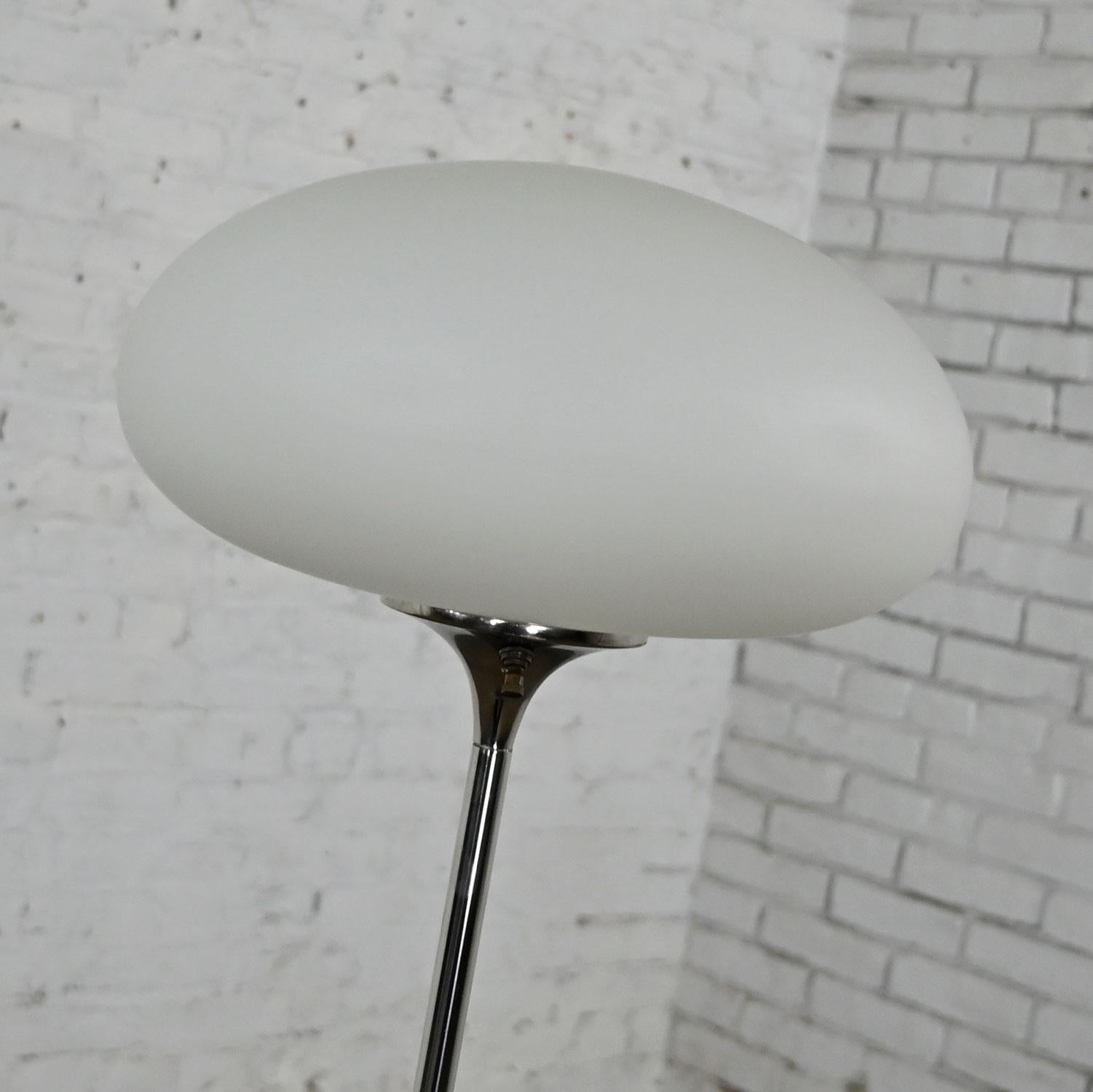 Lampadaire chromé moderne du milieu du siècle dernier en verre dépoli globe champignon Laurel Lamp Co en vente 4