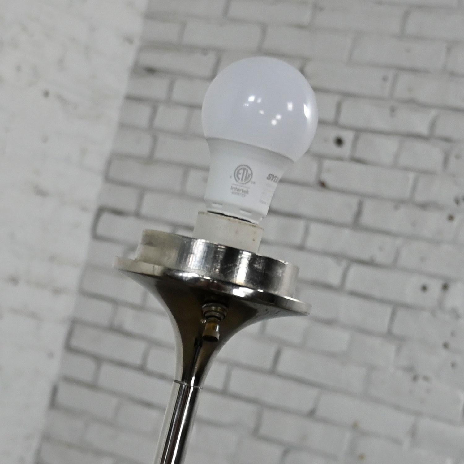Moderne Chrom-Stehlampe aus der Mitte des Jahrhunderts, Milchglas, Pilzkugel, Lorbeerlampe Co im Angebot 6