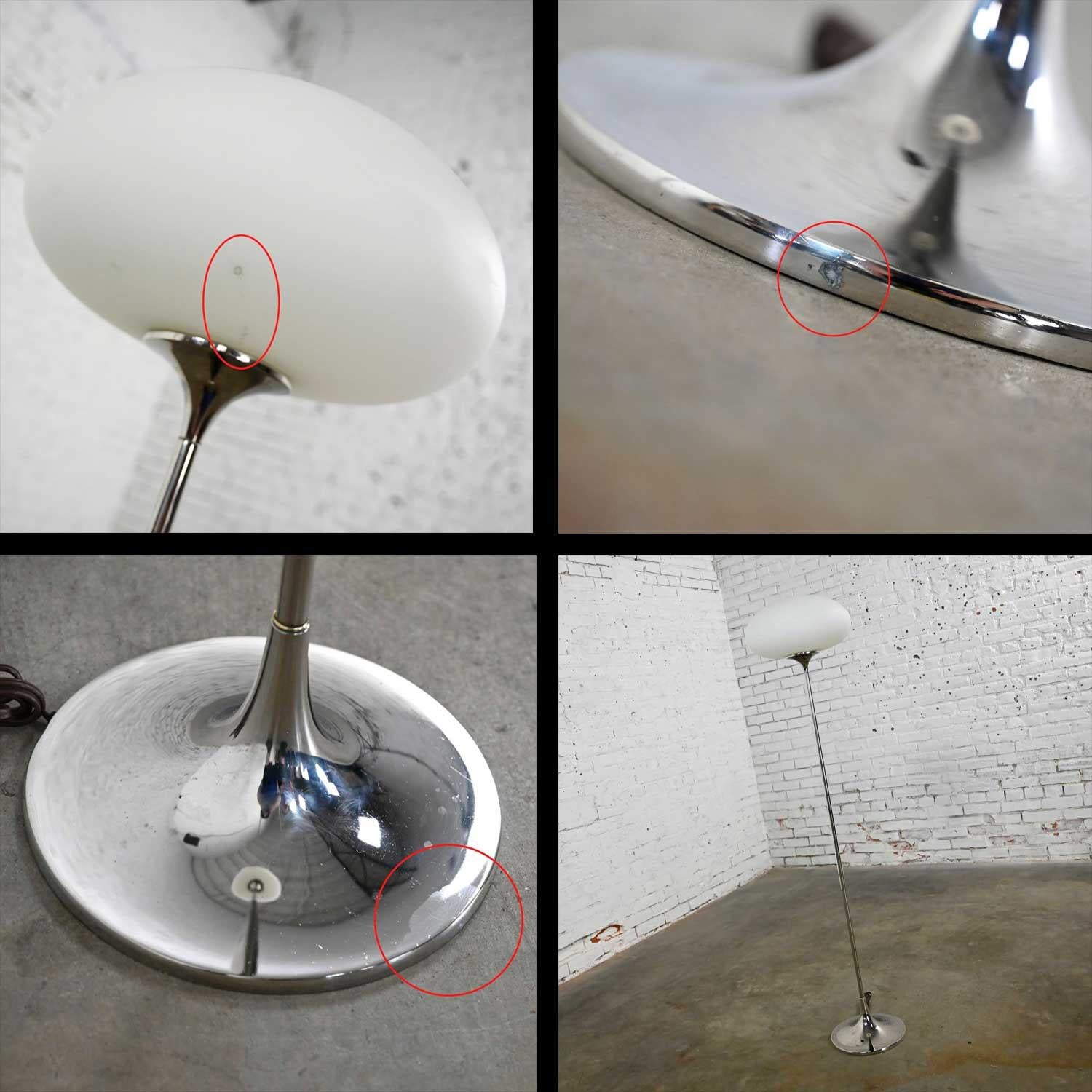 Lampadaire chromé moderne du milieu du siècle dernier en verre dépoli globe champignon Laurel Lamp Co en vente 10