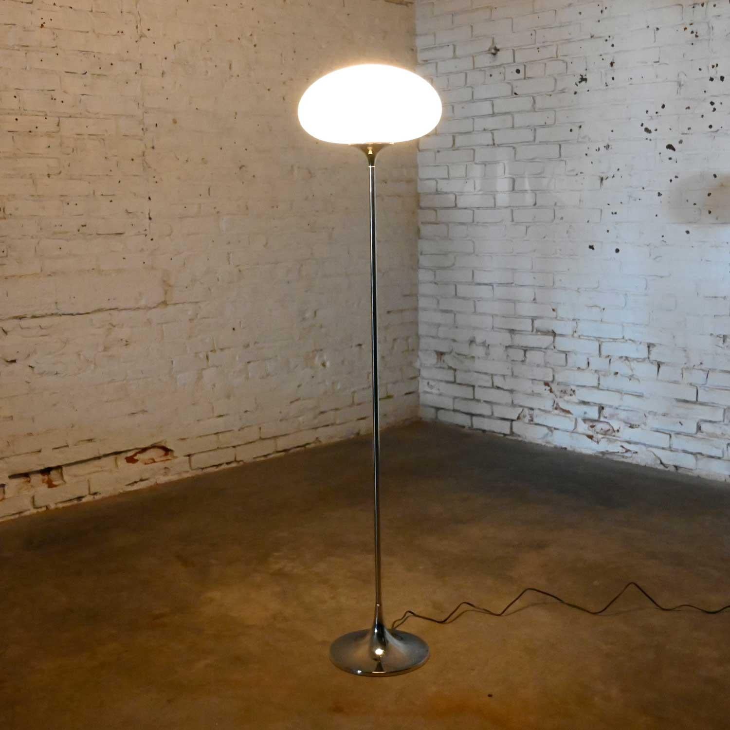 Mid-Century Modern Lampadaire chromé moderne du milieu du siècle dernier en verre dépoli globe champignon Laurel Lamp Co en vente