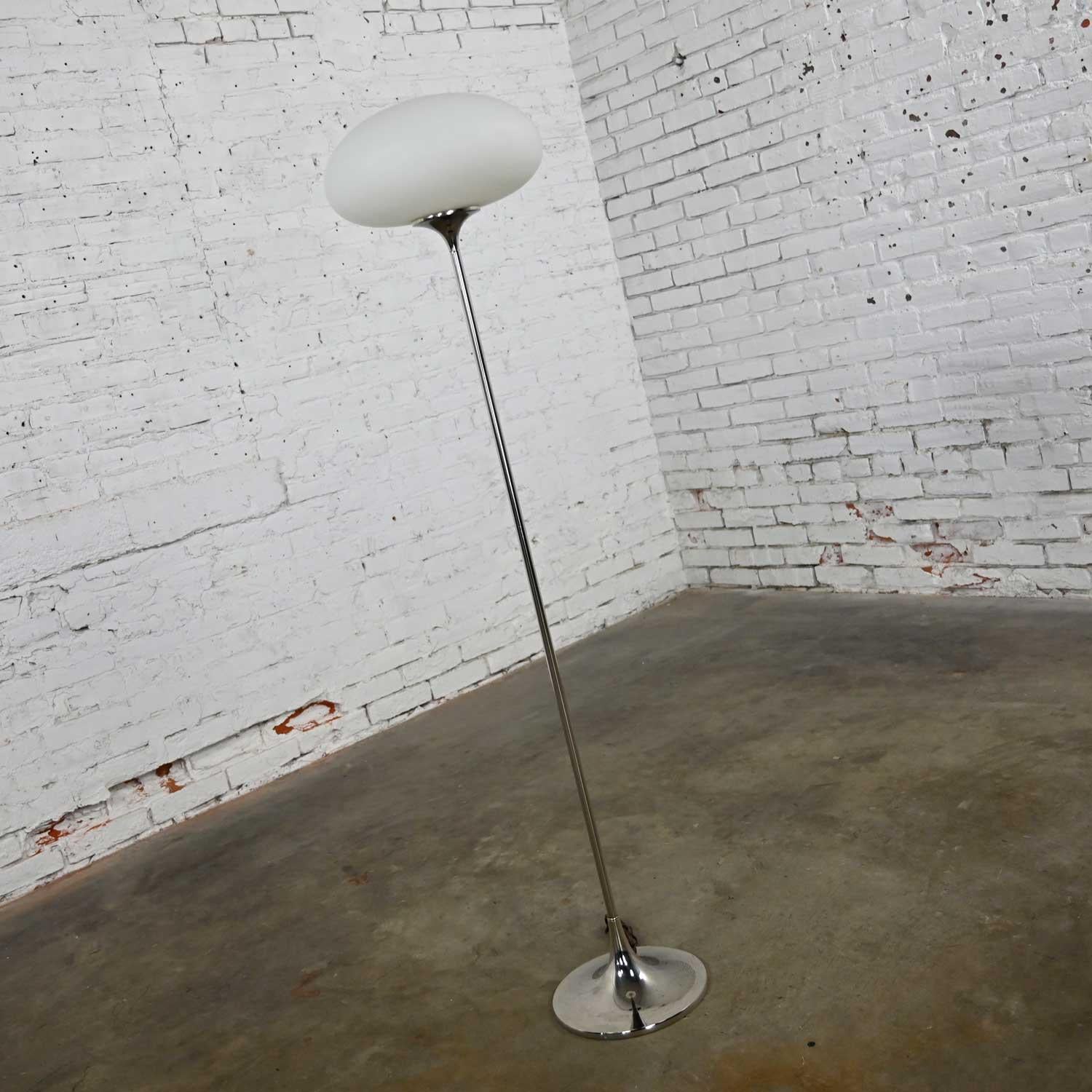 Américain Lampadaire chromé moderne du milieu du siècle dernier en verre dépoli globe champignon Laurel Lamp Co en vente