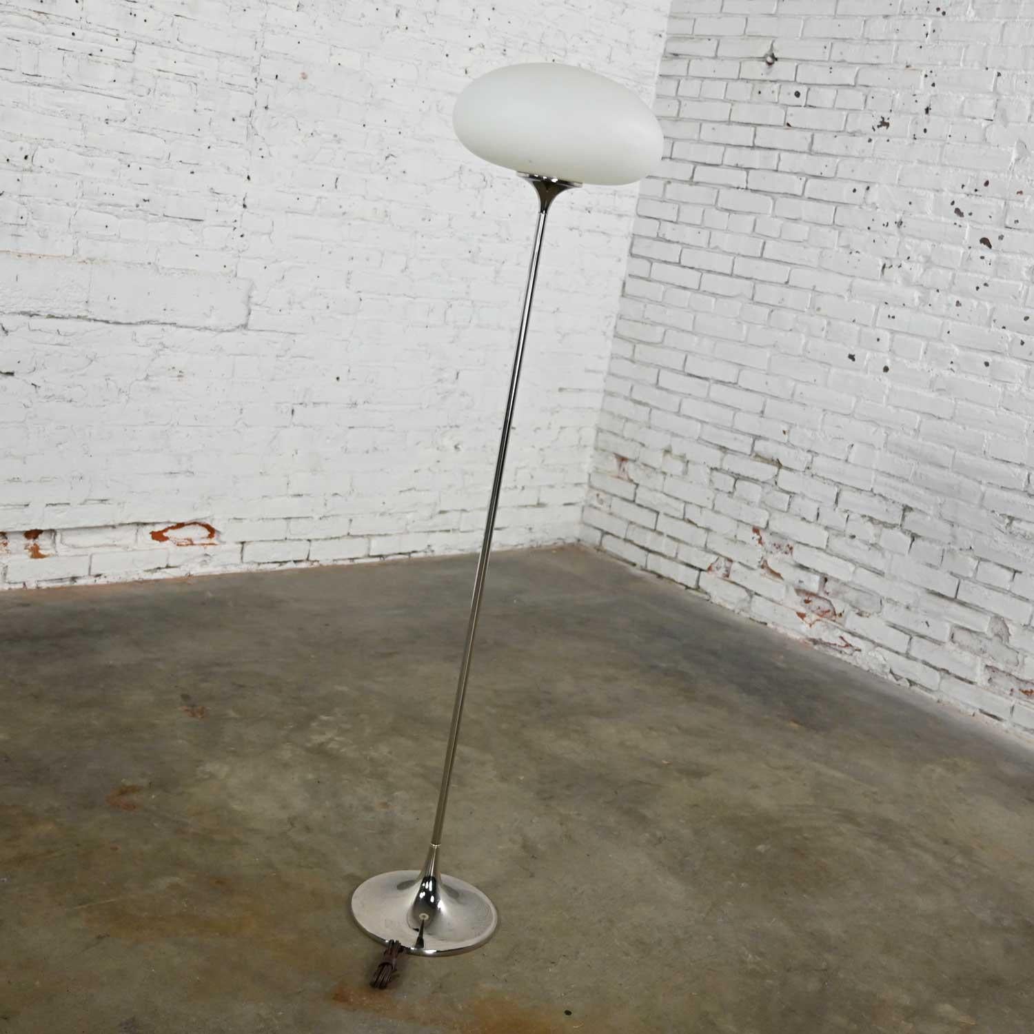 Lampadaire chromé moderne du milieu du siècle dernier en verre dépoli globe champignon Laurel Lamp Co Bon état - En vente à Topeka, KS