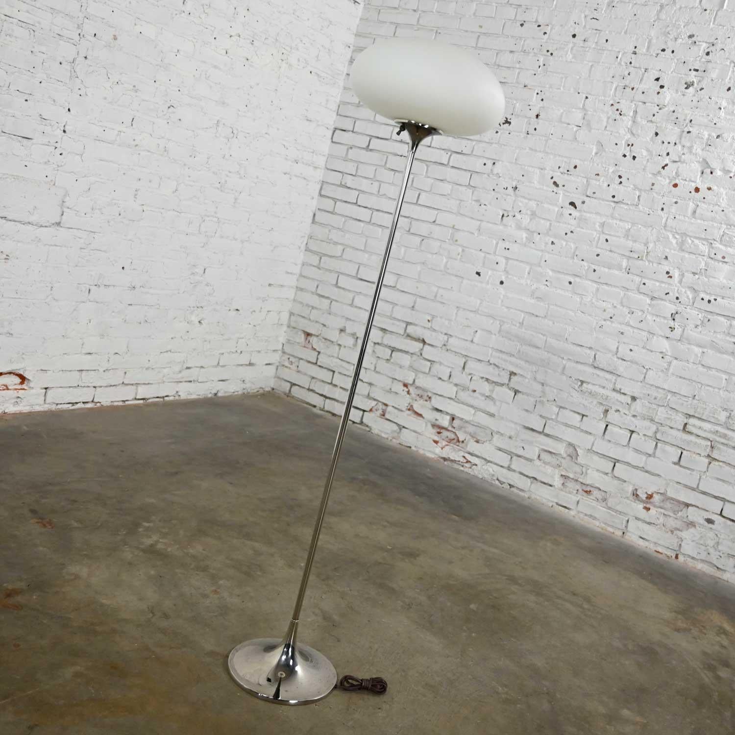 Vetro Lampada da terra cromata moderna di metà secolo Globo a fungo in vetro smerigliato Laurel Lamp Co. in vendita