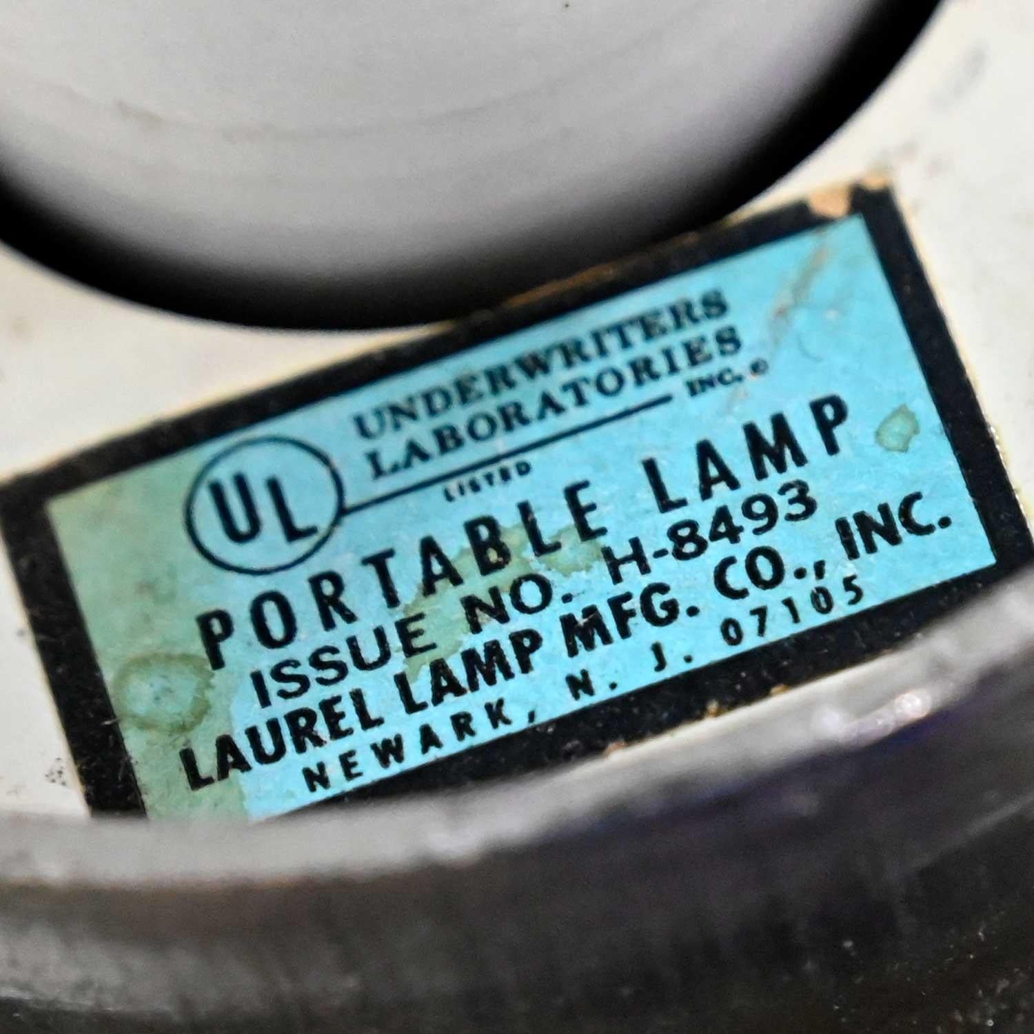 Lampadaire chromé moderne du milieu du siècle dernier en verre dépoli globe champignon Laurel Lamp Co en vente 1
