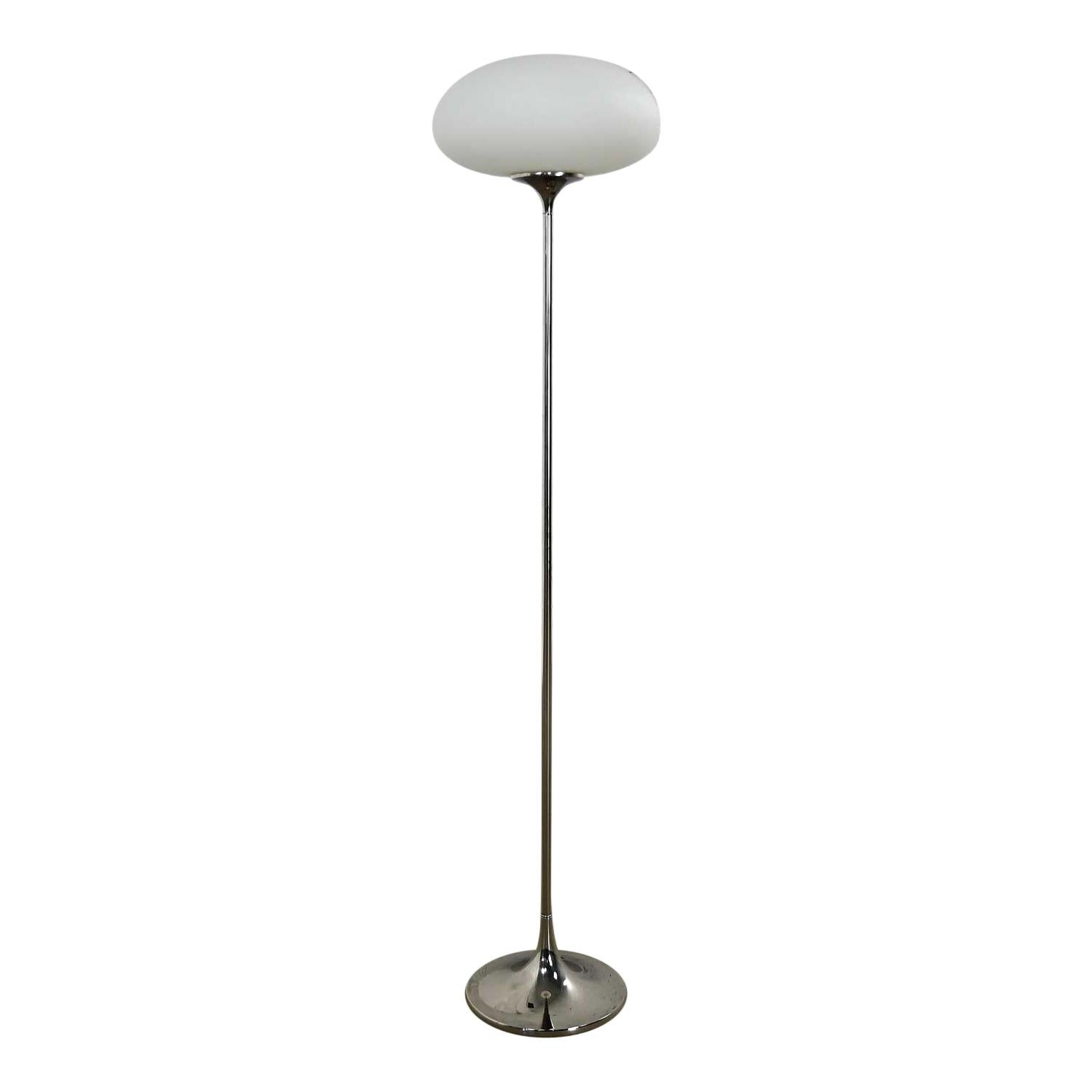 Lampadaire chromé moderne du milieu du siècle dernier en verre dépoli globe champignon Laurel Lamp Co en vente