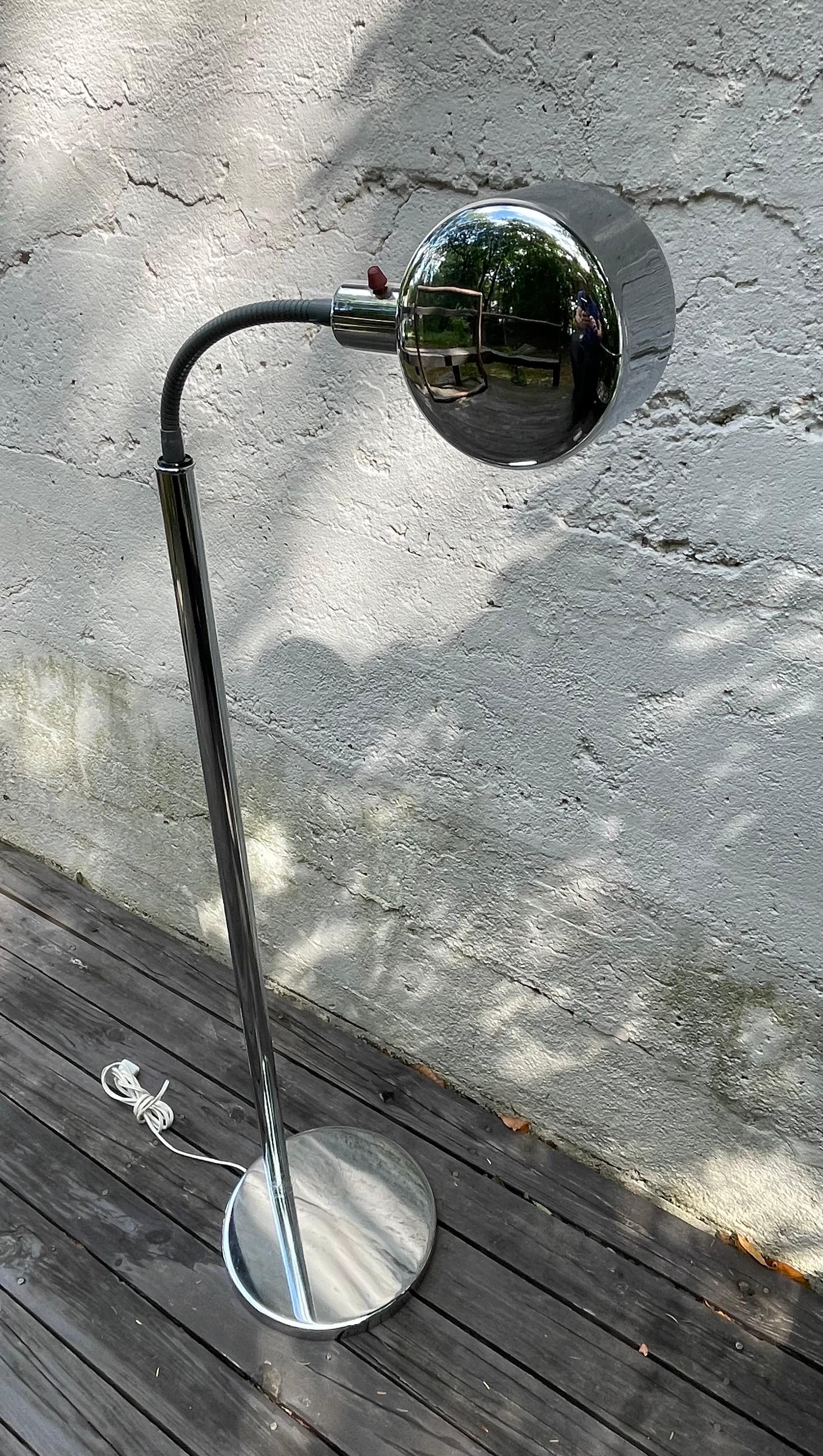 Mid-Century Modern Chrome Floor Lamp with Adjustable Goose Neck Lamp In Good Condition For Sale In Bedford Hills, NY