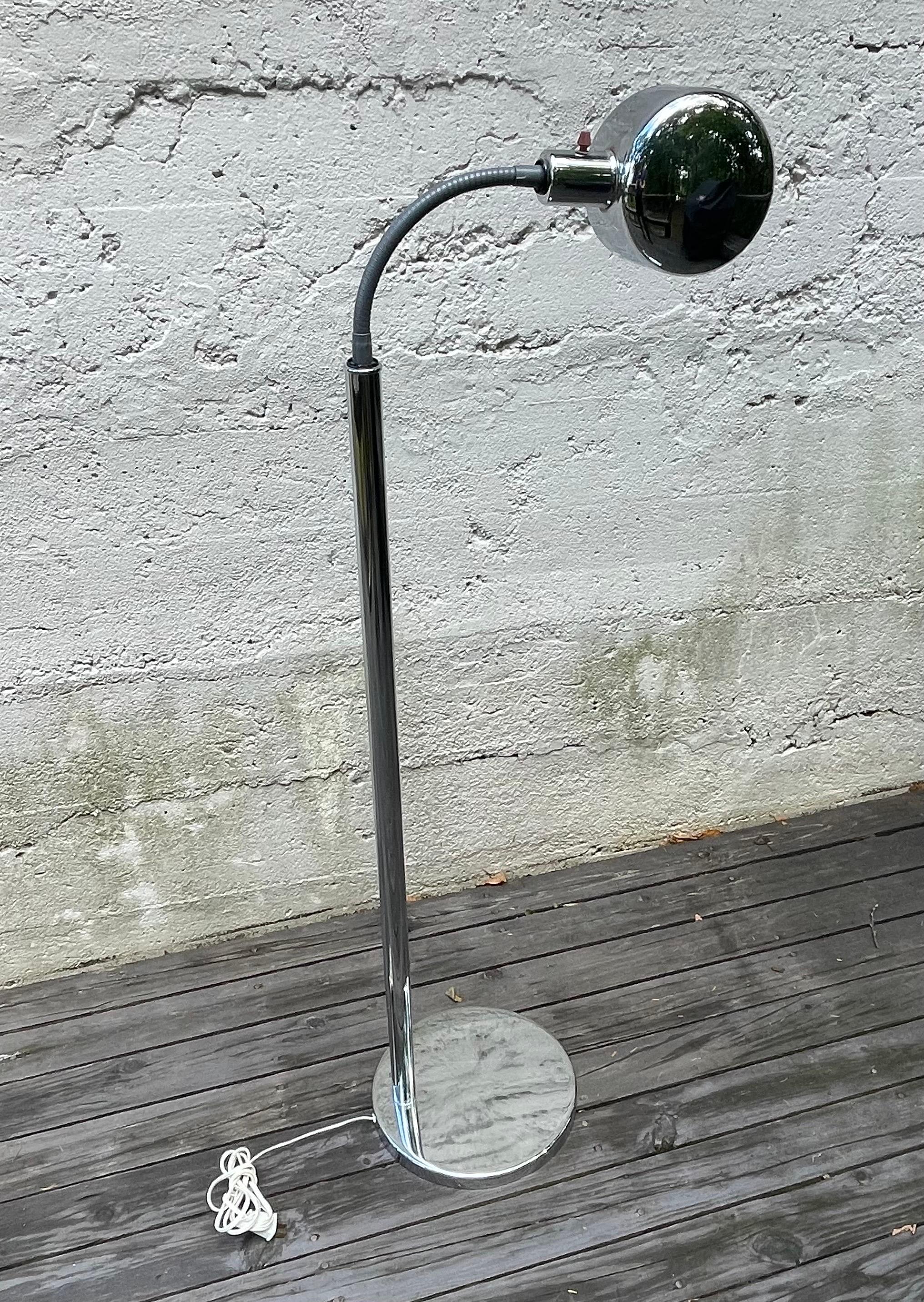 Moderne Chrom-Stehleuchte aus der Jahrhundertmitte mit verstellbarer Schwanenhalslampe im Angebot 2