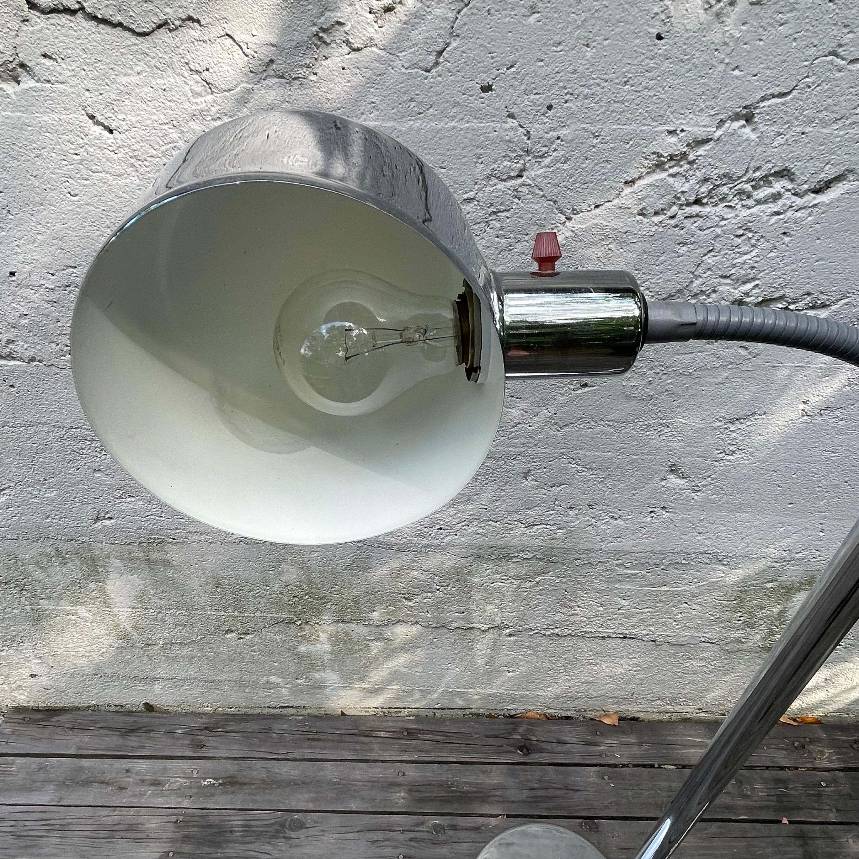 Moderne Chrom-Stehleuchte aus der Jahrhundertmitte mit verstellbarer Schwanenhalslampe im Angebot 3