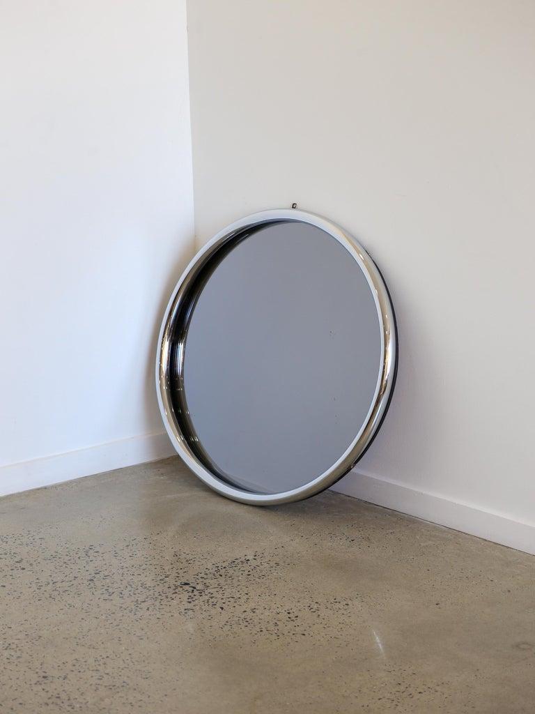 Mid-Century Modern Miroir mural rond à cadre chromé de style moderne du milieu du siècle en vente