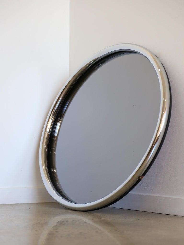 Miroir mural rond à cadre chromé de style moderne du milieu du siècle Bon état - En vente à Byron Bay, NSW