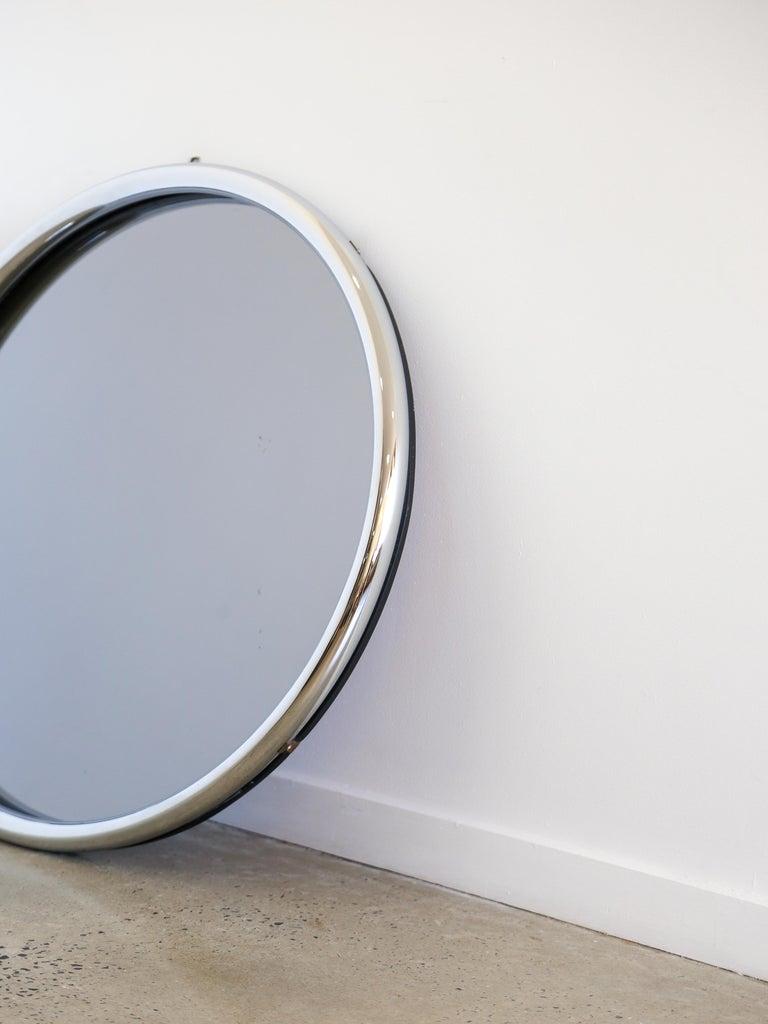 Fin du 20e siècle Miroir mural rond à cadre chromé de style moderne du milieu du siècle en vente