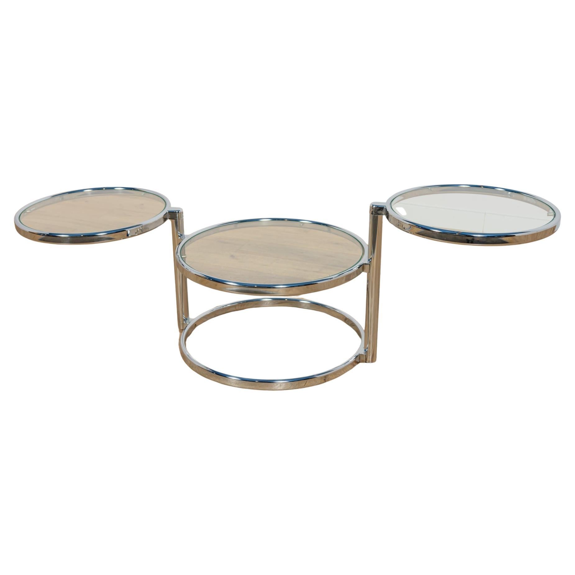 Ein von Milo Baughman in den Vereinigten Staaten in den 1970er Jahren entworfener Tisch. Ein einzigartiges Design aus verchromtem Metall. Ein Rahmen, der aus drei Schalen besteht, die mit Hilfe von zwei seitlichen Gelenken aus dem zentralen Körper