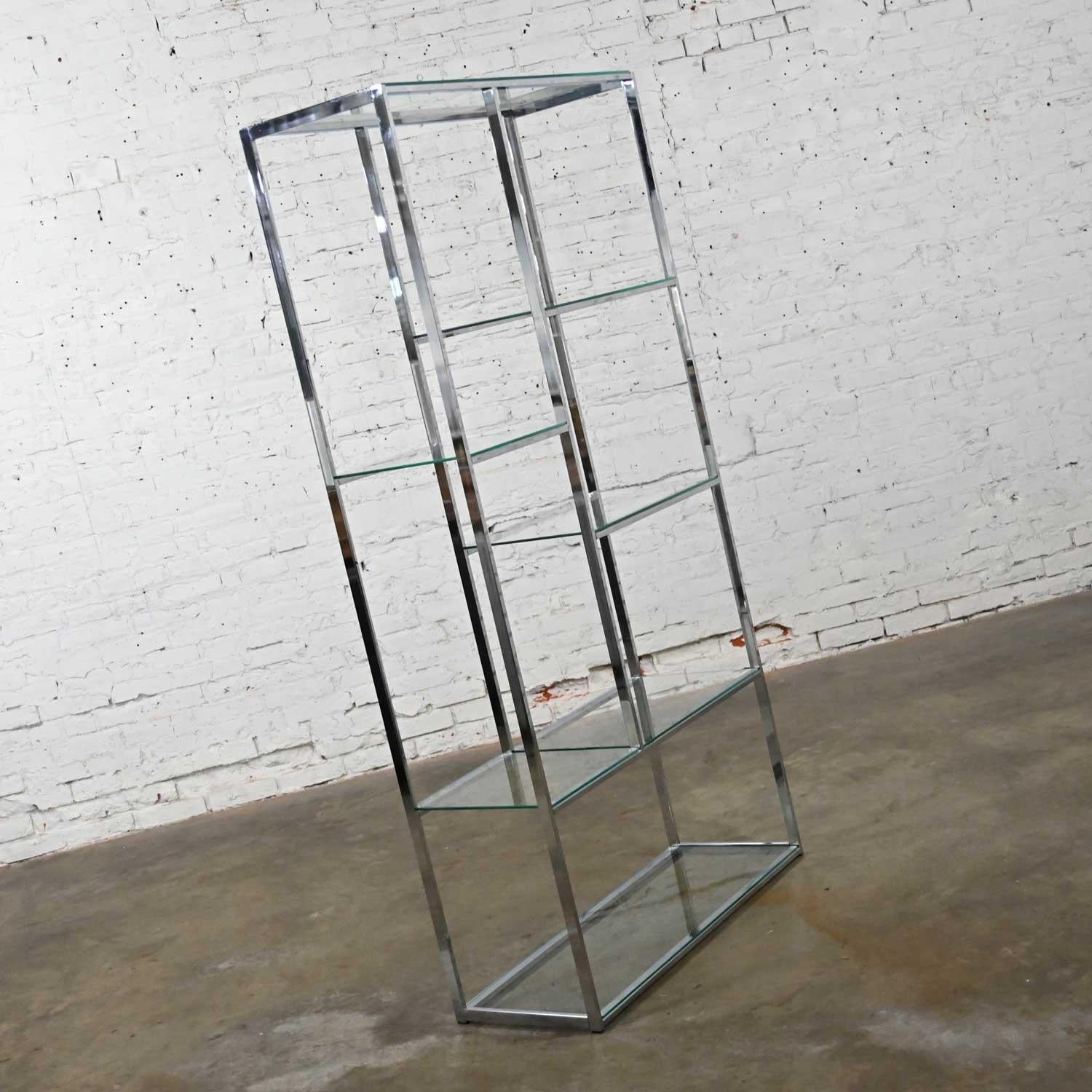 Mid-Century moderno Etagere moderna di metà secolo in cromo e vetro in stile Mondrian con scaffale in vendita