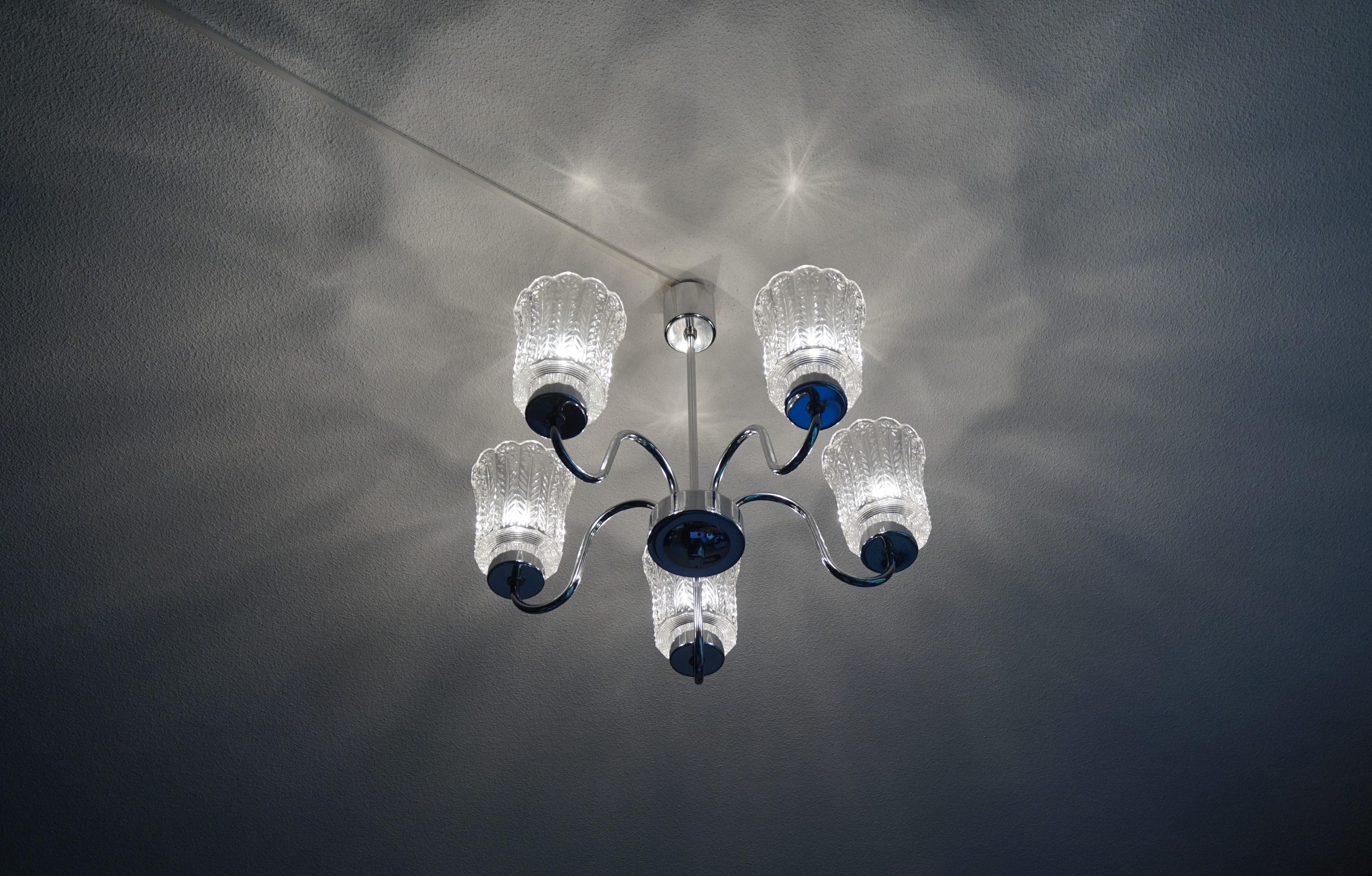 Lampe à suspension moderne du milieu du siècle dernier avec abat-jour en chrome et verre avec motifs de fleurs 9