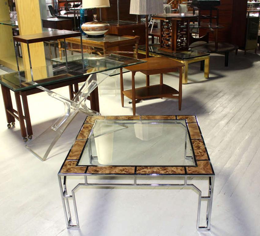 Mid-Century Modern Table basse carrée moderne du milieu du siècle dernier avec plateau en verre chromé et inserts en bois de ronce MINT en vente