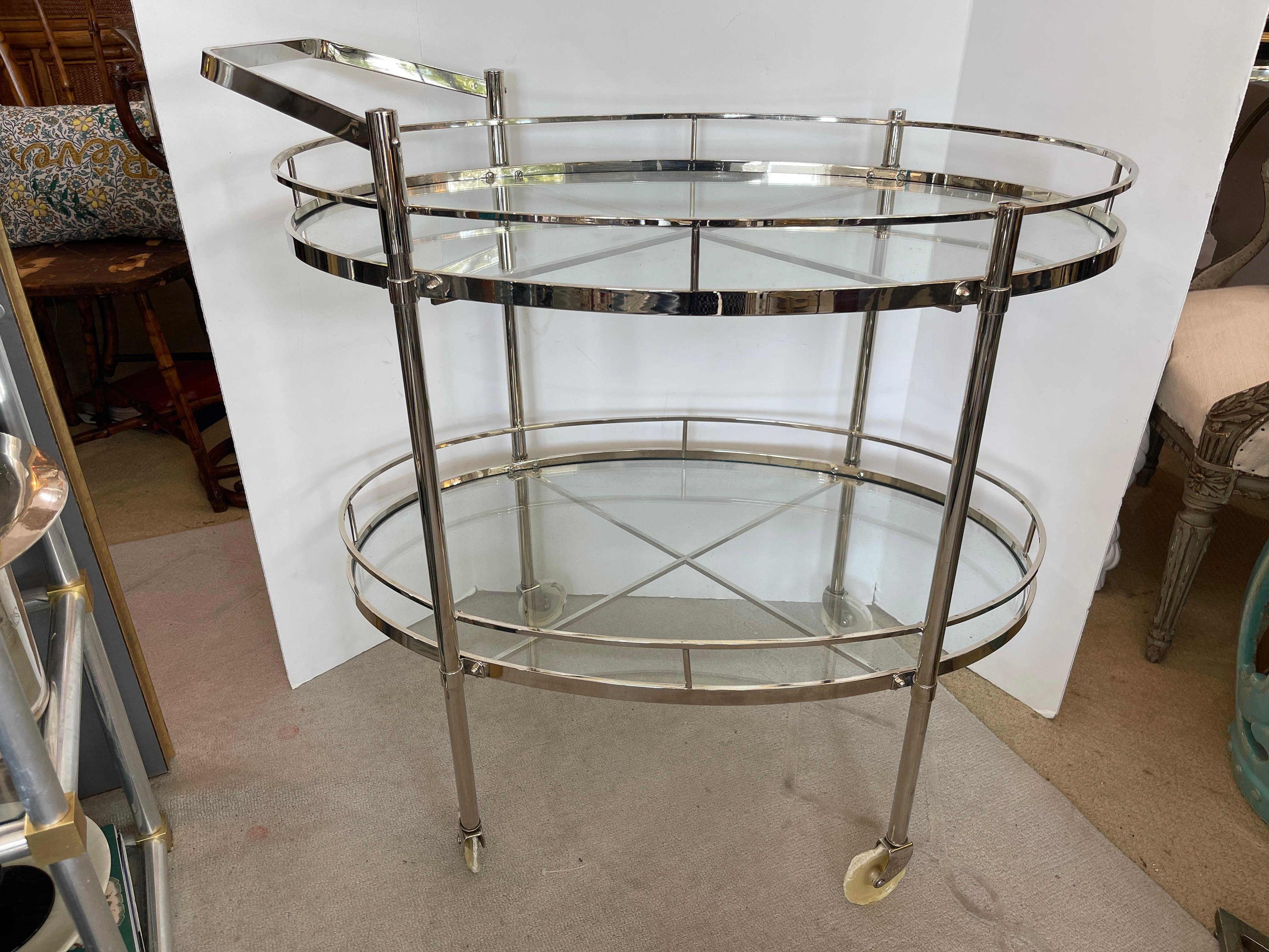 Ce modèle italien vintage vient d'arriver.  grand ovale  Moderne du milieu du siècle  Chariot de bar à deux niveaux en chrome et verre,
En regardant de plus près mon chariot, je me suis rendu compte que la poignée peut être soulevée  si vous le