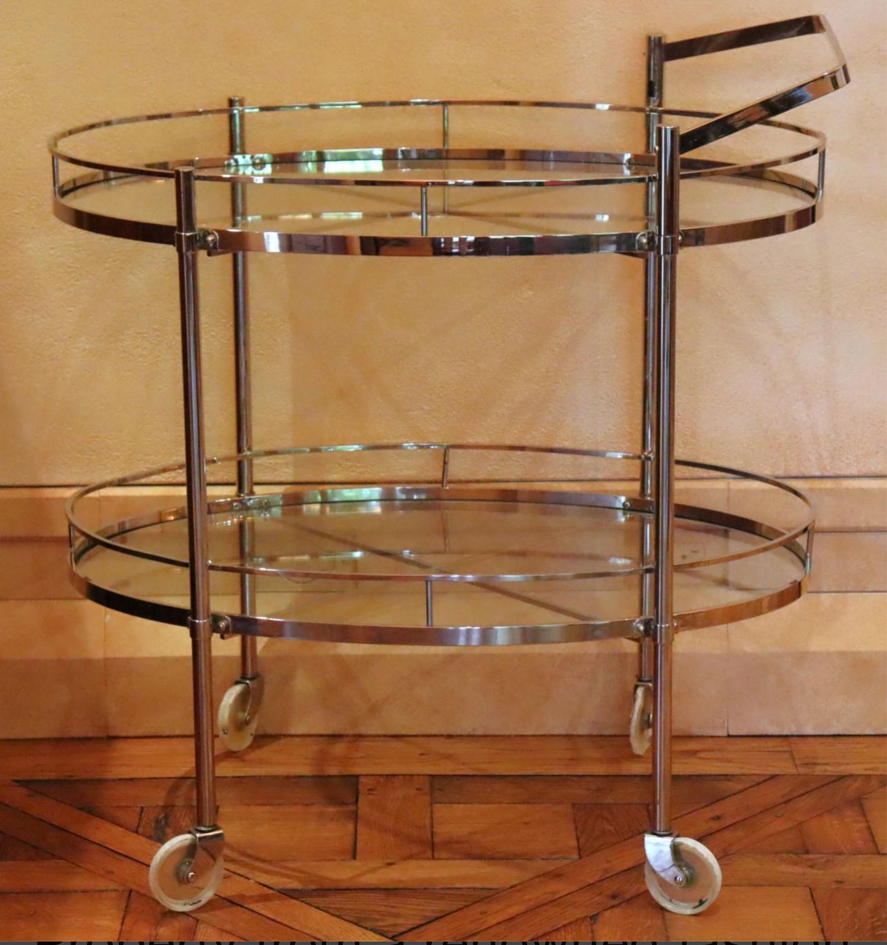 Mid-Century Modern Chariot de bar à deux niveaux, en chrome et verre, Italie en vente