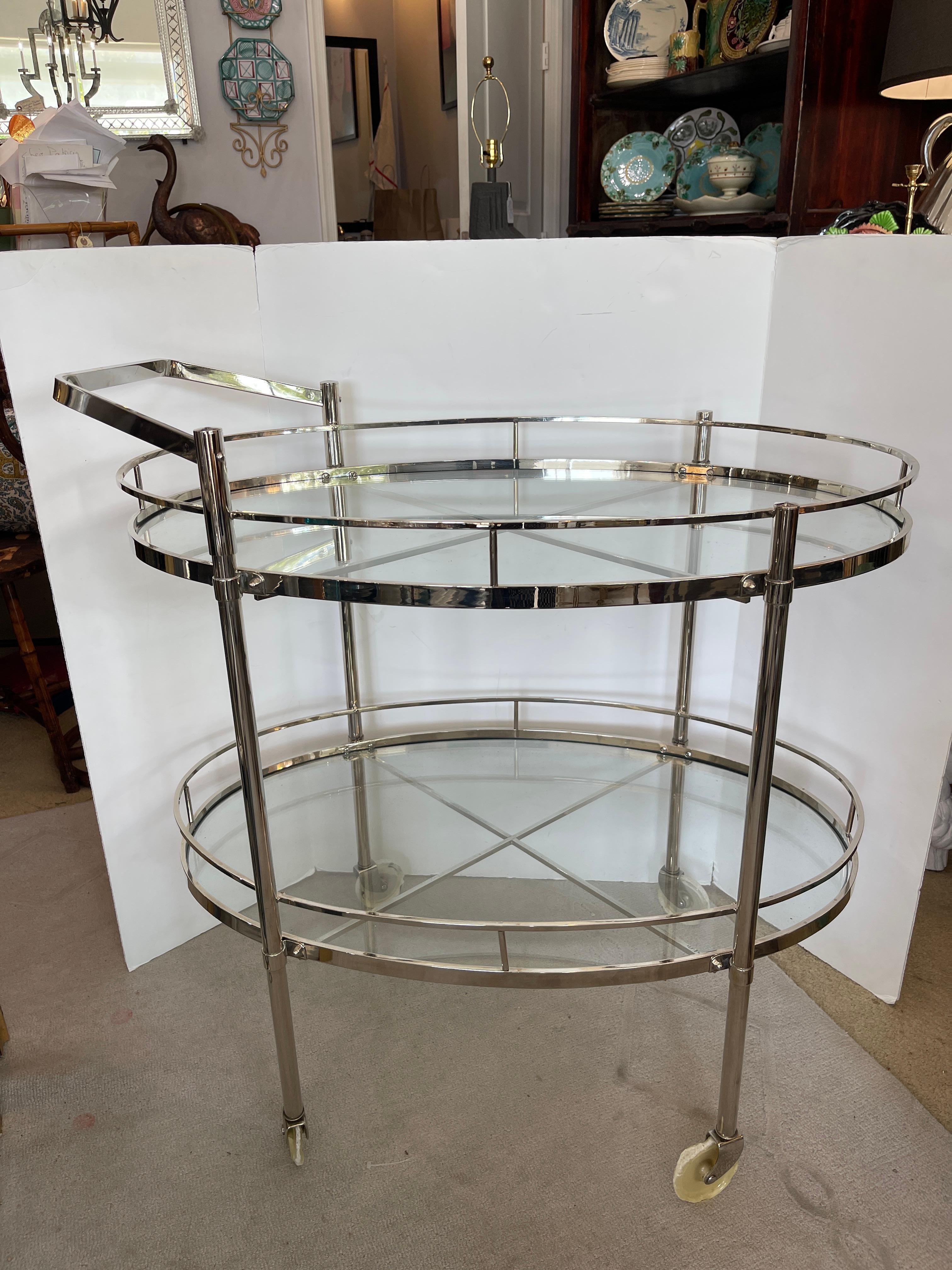 italien Chariot de bar à deux niveaux, en chrome et verre, Italie en vente