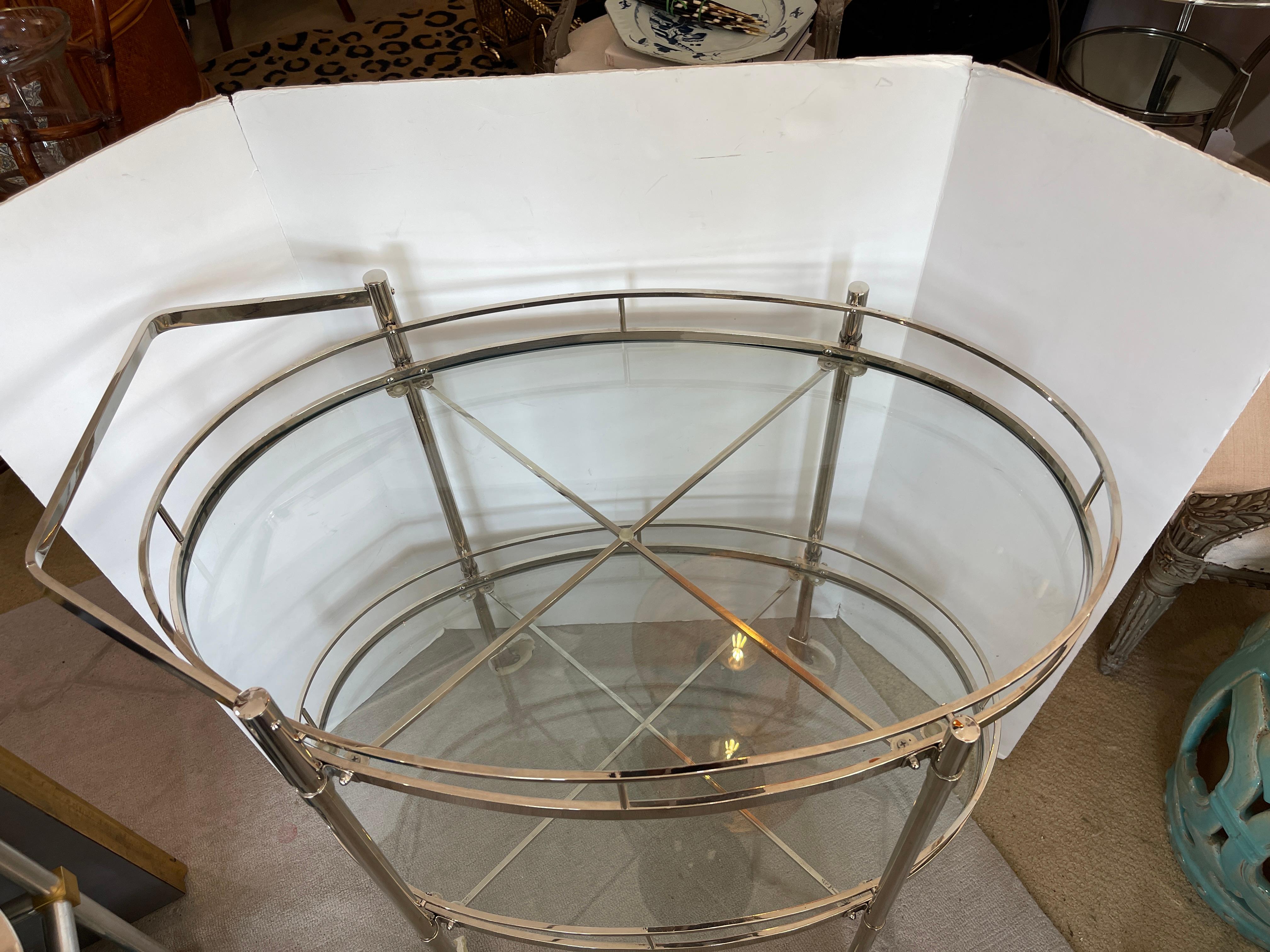 Chariot de bar à deux niveaux, en chrome et verre, Italie Bon état - En vente à West Palm Beach, FL