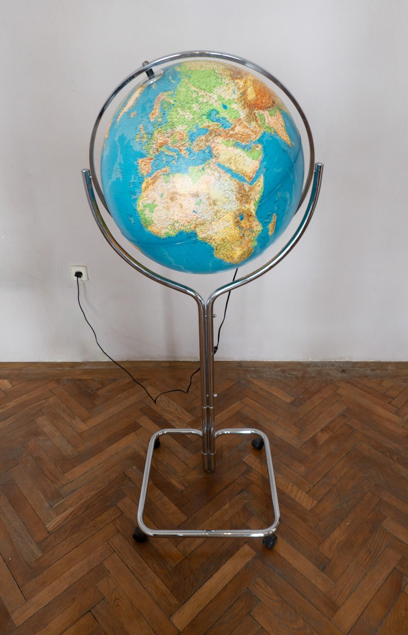 Mid-Century Modern Chrome Globe Floor Lamp, Italy 1970s In Good Condition In Vienna, AT