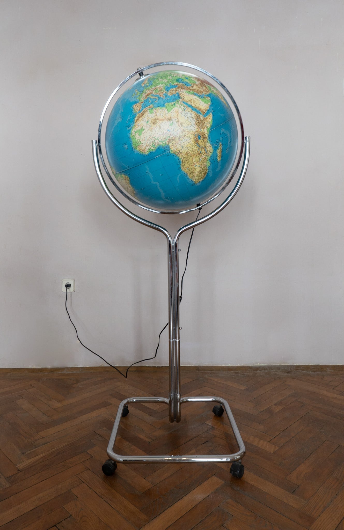 Mid-Century Modern Chrome Globe Floor Lamp, Italy 1970s.

Elevate your living space with a touch of retro-futuristic charm through this exceptional Italian floor lamp with a large globe that functions as a lamp. The standout feature of this lamp is