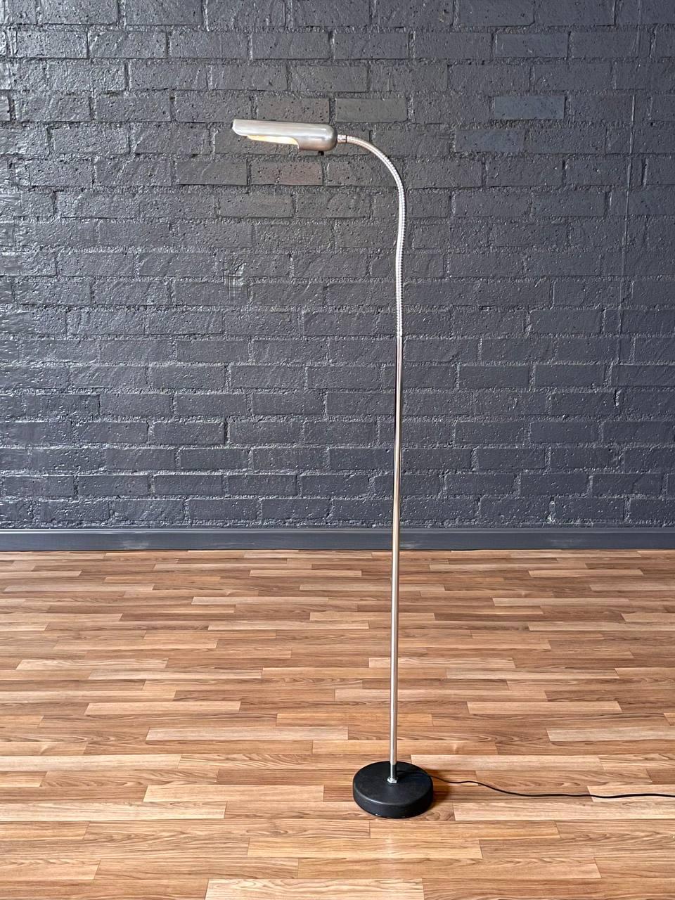 Mid-Century moderno Lampada da terra a collo d'oca cromata con base in ferro, stile metà secolo moderno in vendita