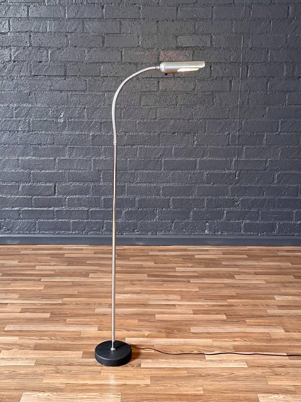 Americano Lampada da terra a collo d'oca cromata con base in ferro, stile metà secolo moderno in vendita