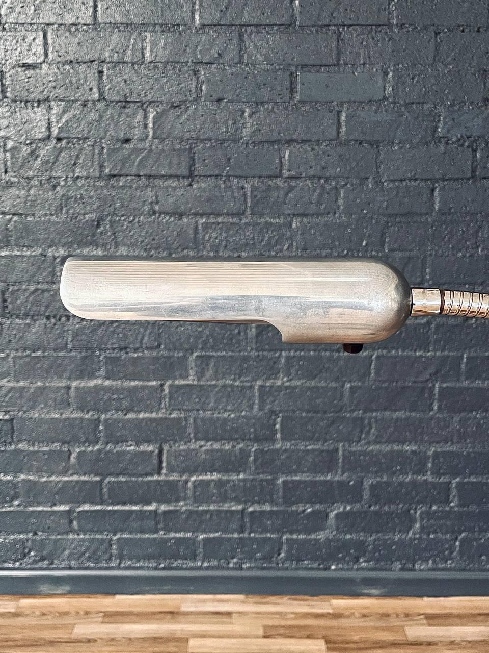 Lampada da terra a collo d'oca cromata con base in ferro, stile metà secolo moderno In condizioni buone in vendita a Los Angeles, CA