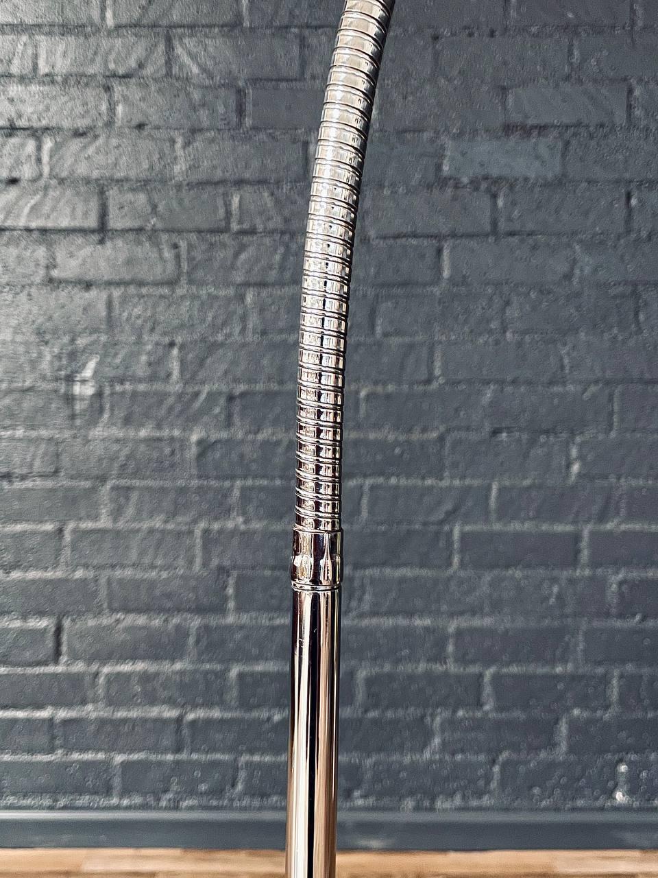 Cromo Lampada da terra a collo d'oca cromata con base in ferro, stile metà secolo moderno in vendita