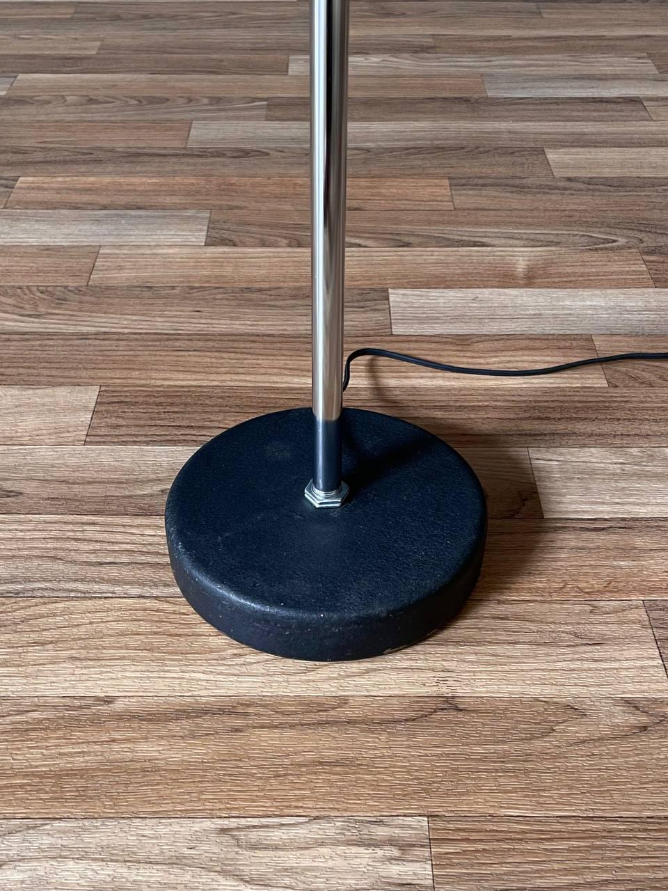 Lampada da terra a collo d'oca cromata con base in ferro, stile metà secolo moderno in vendita 1
