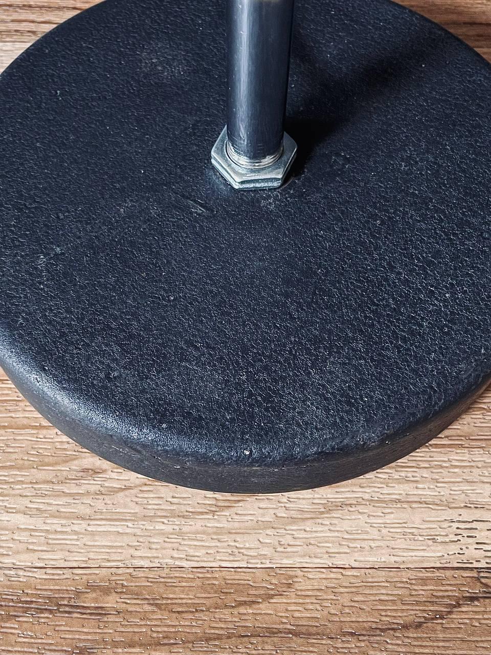 Lampada da terra a collo d'oca cromata con base in ferro, stile metà secolo moderno in vendita 2