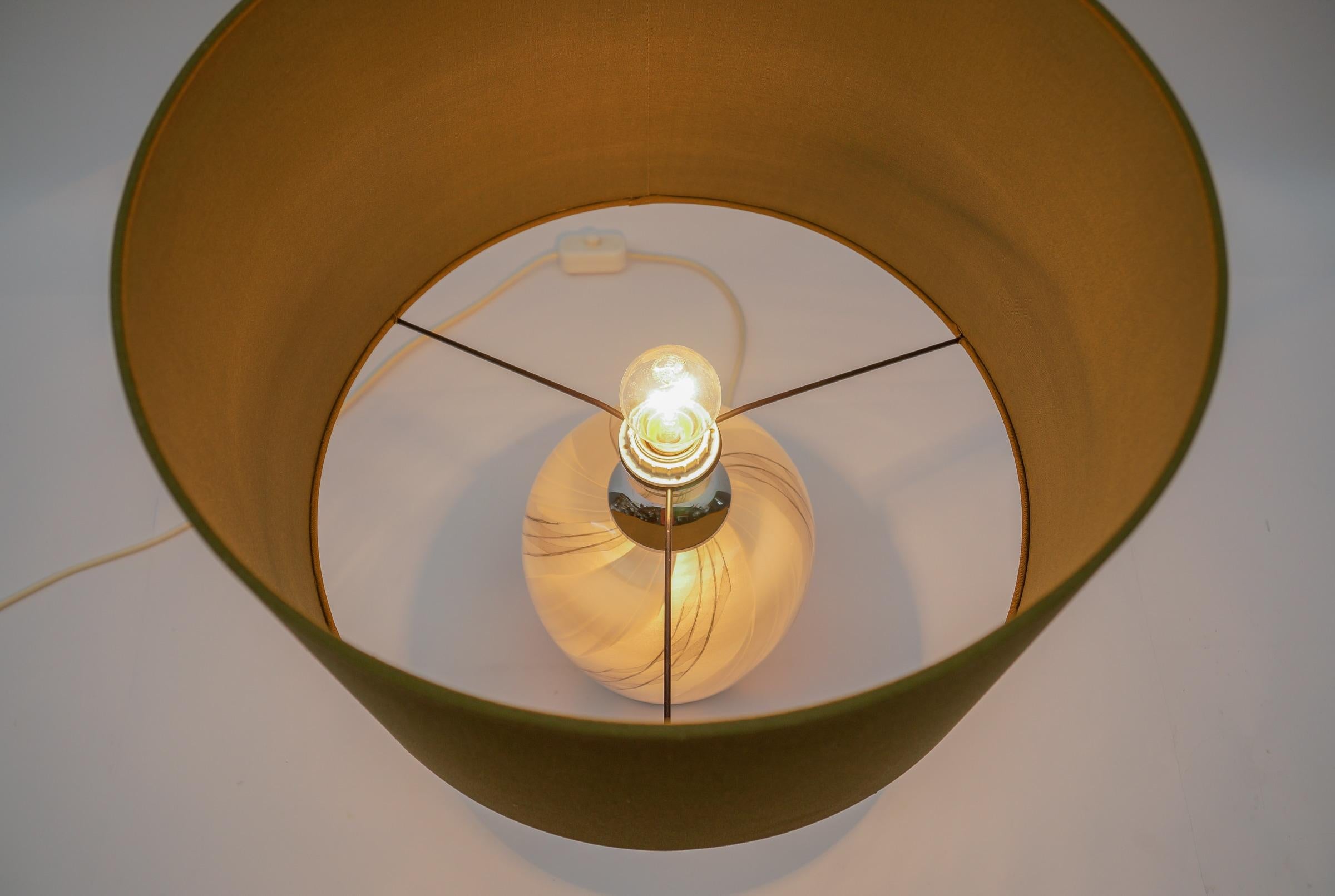 Moderne Tischlampe aus Chrom und beleuchtetem Glas aus der Mitte des Jahrhunderts, 1960er Jahre, Deutschland im Angebot 4