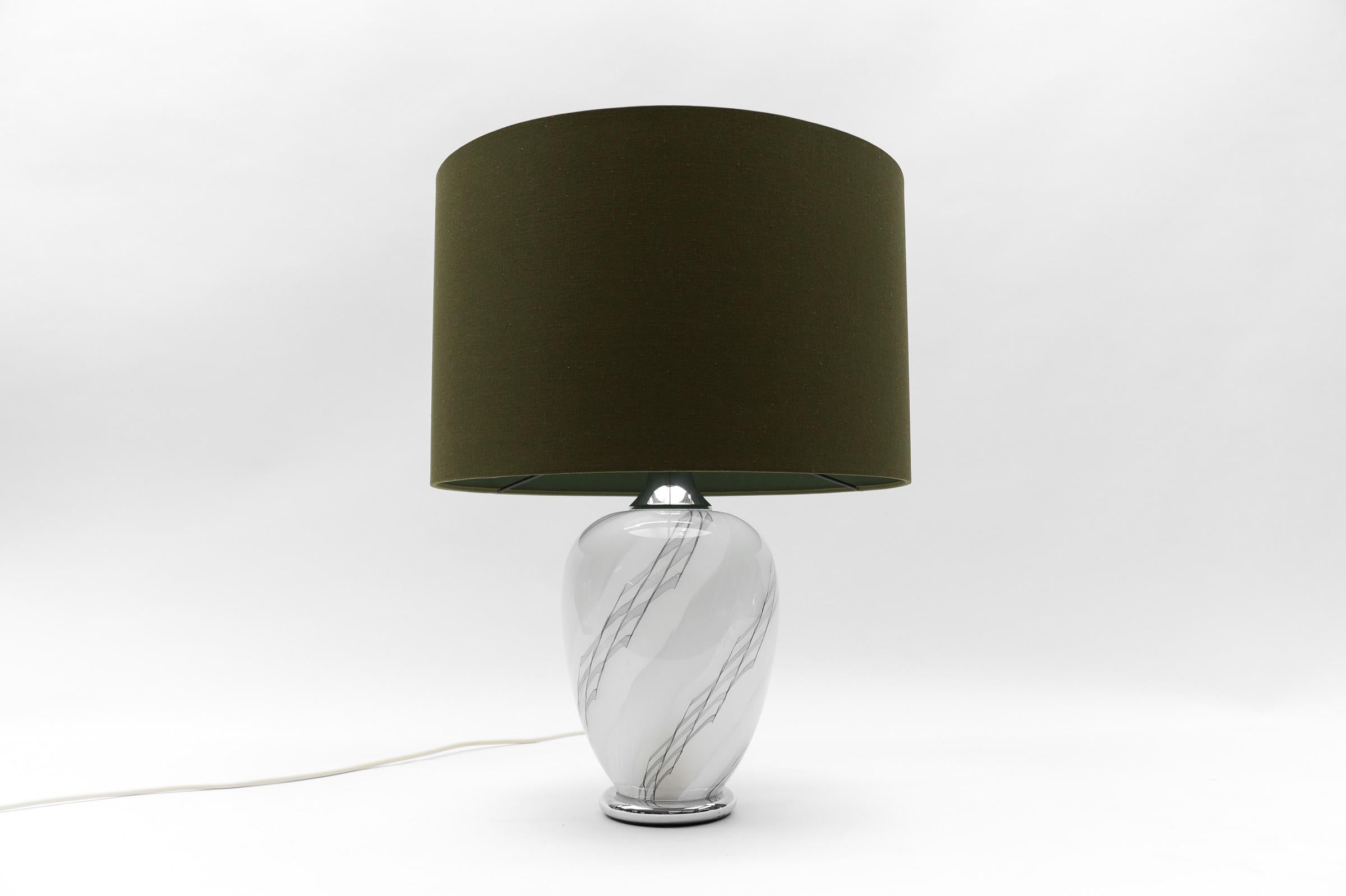 Mid Century Modern Chrome & Illuminated Glass Table Lamp Base, 1960s Germany

The lampshade is to illustrate how the lamp base looks with a shade. The shade has a diameter of 45cm.

The lamp can be lit thanks to the switch both top and bottom