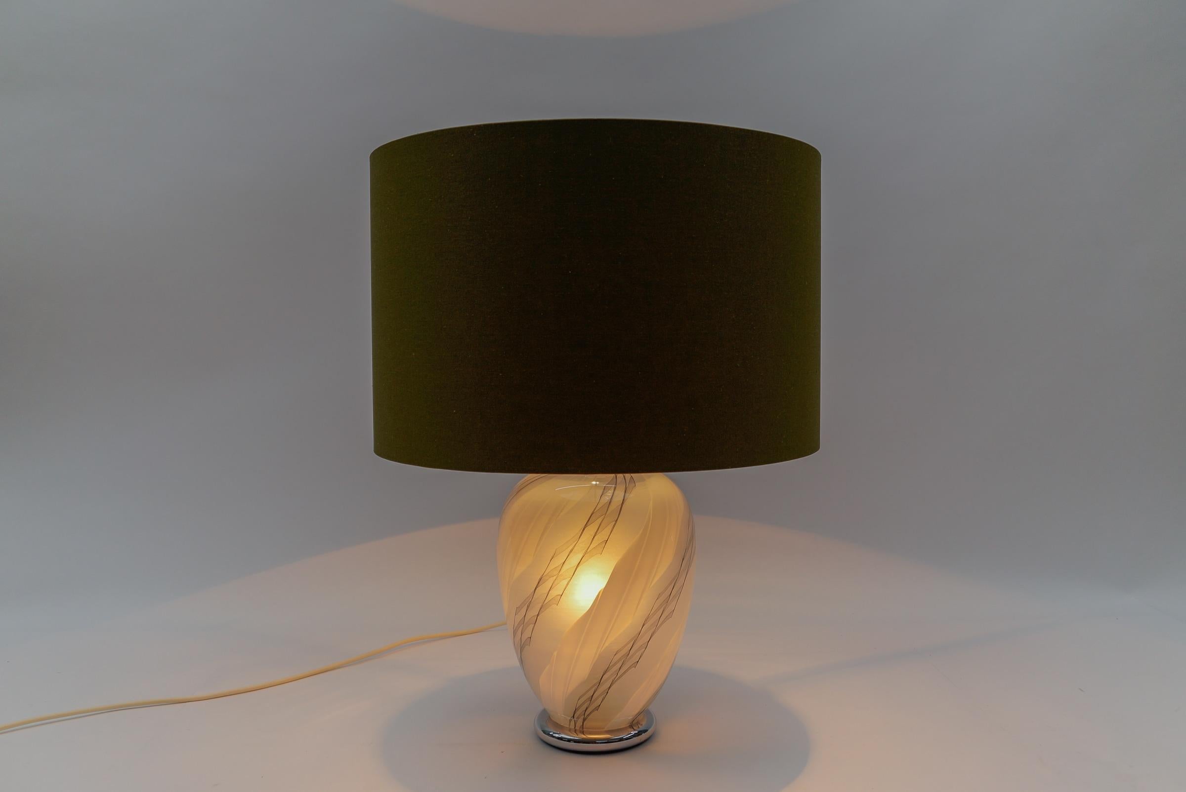 Moderne Tischlampe aus Chrom und beleuchtetem Glas aus der Mitte des Jahrhunderts, 1960er Jahre, Deutschland (Mitte des 20. Jahrhunderts) im Angebot