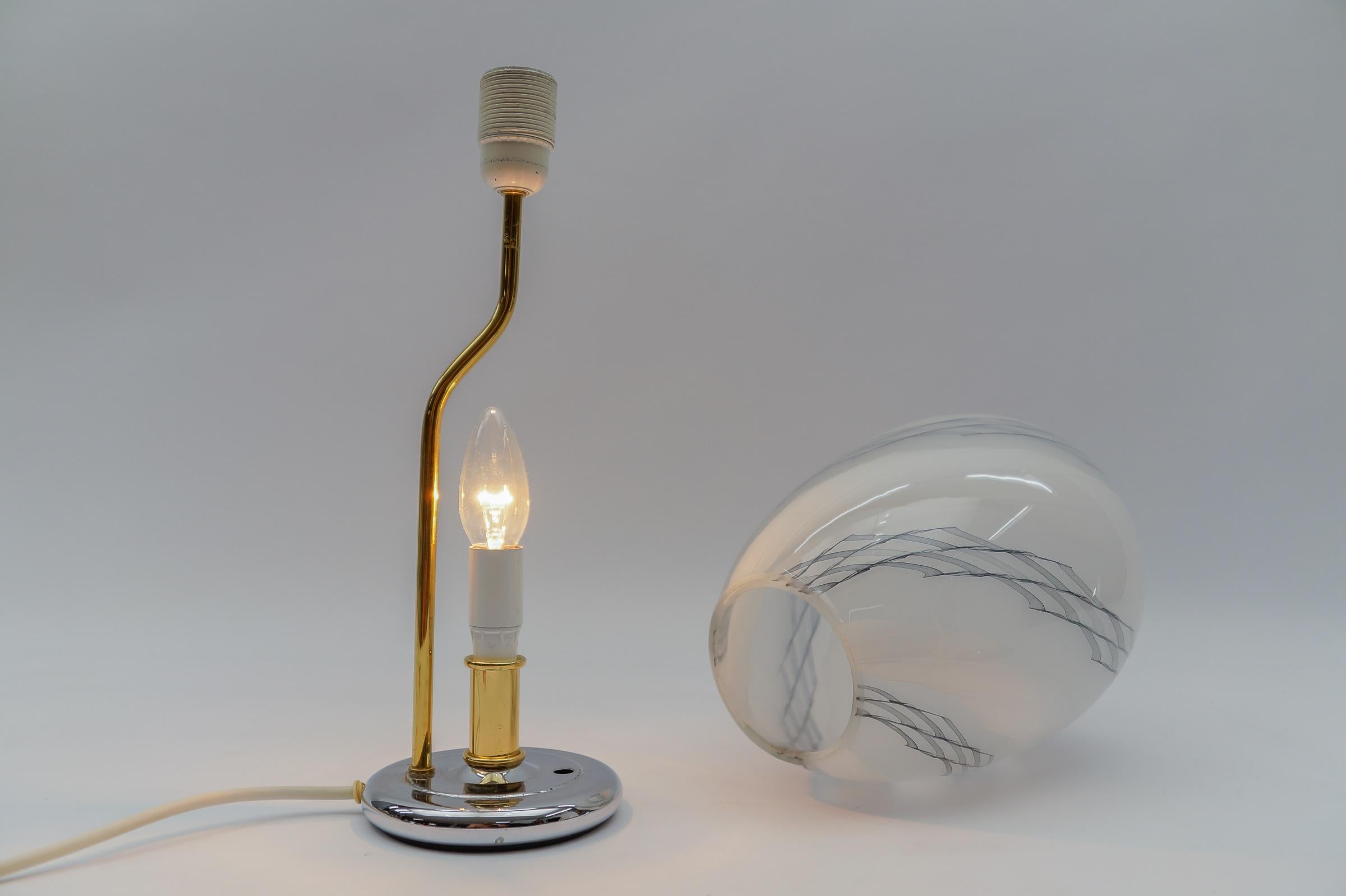 Moderne Tischlampe aus Chrom und beleuchtetem Glas aus der Mitte des Jahrhunderts, 1960er Jahre, Deutschland im Angebot 3
