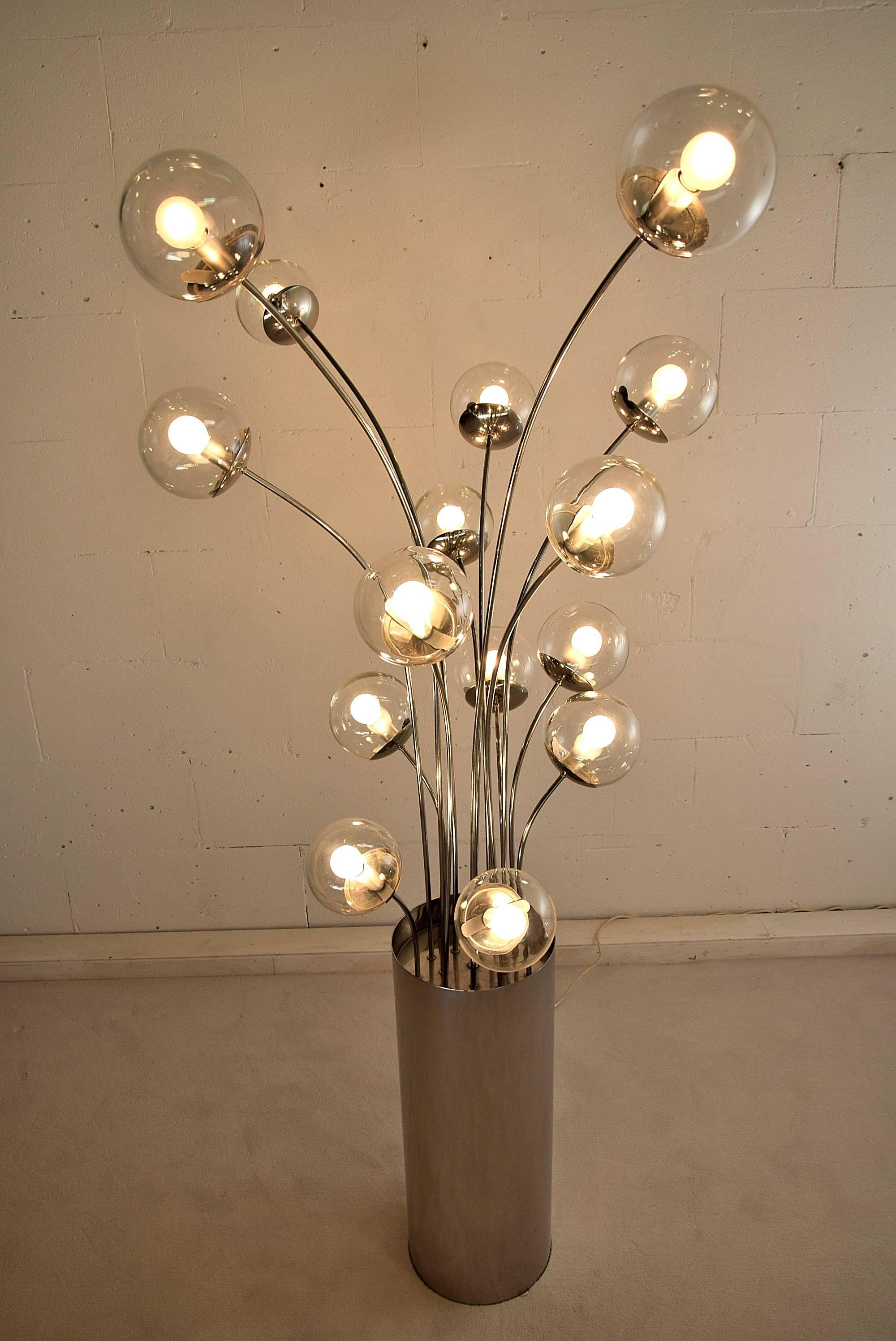 Lumi Italy Mid-Century Modern Stehleuchte aus Chrom.
Diese Lampe wurde 1973 in dem Kultfilm 