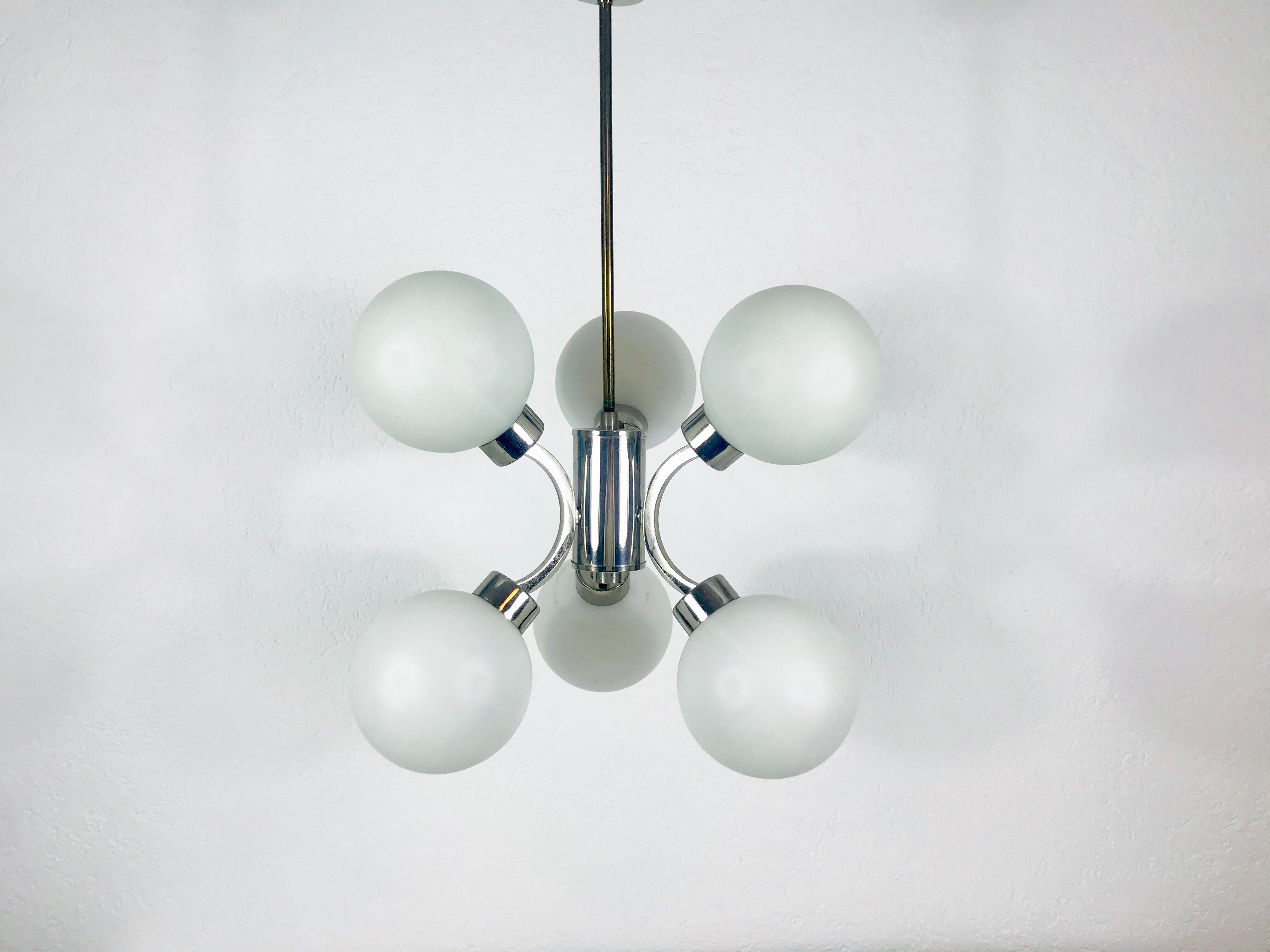 Mid-Century Modern Chrome Kaiser 6-Arm Space Age Chandelier, 1960s, Germany In Good Condition For Sale In Hagenbach, DE