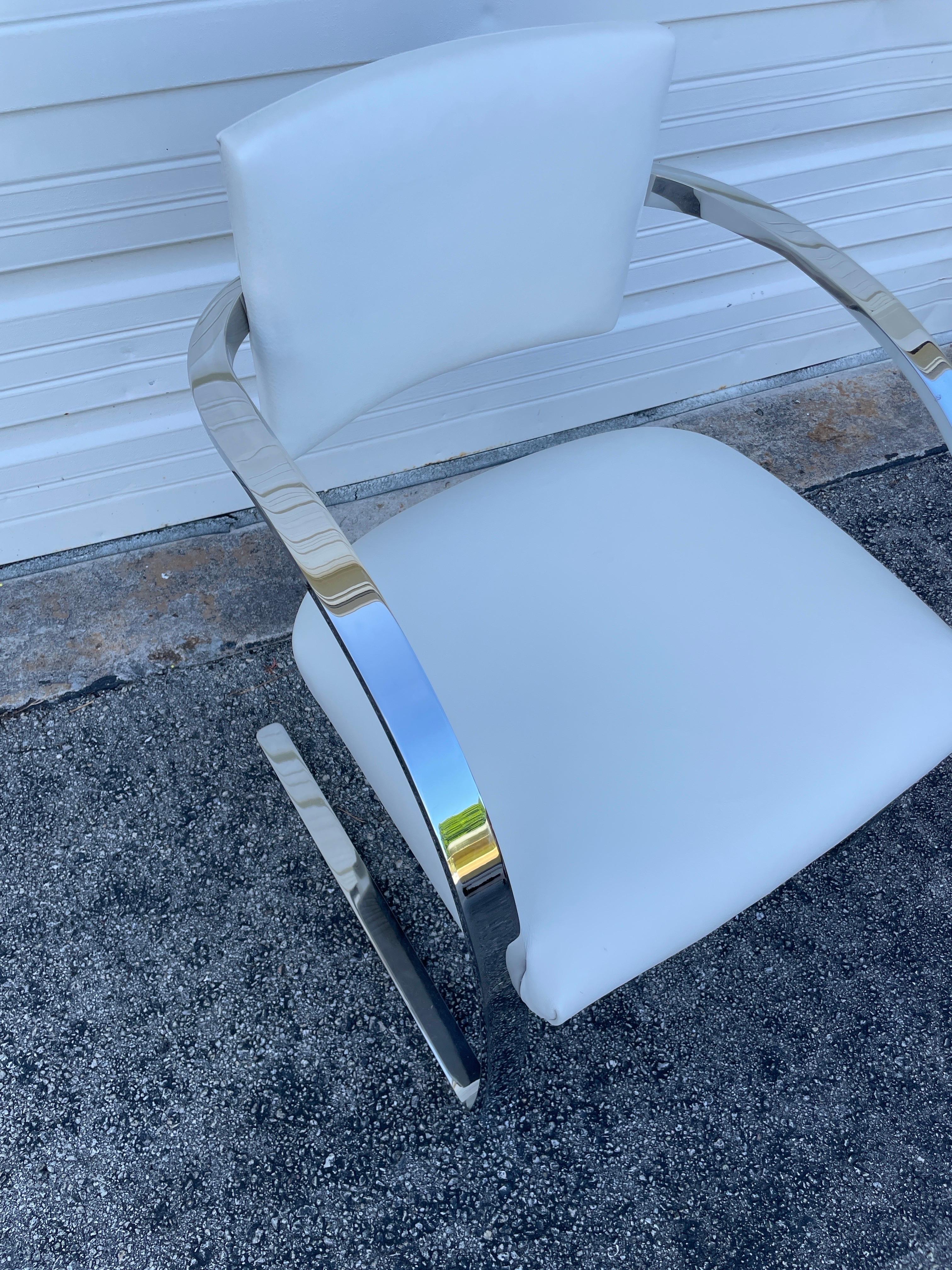Poltrona a sbalzo in pelle bianca e cromo della modernità di metà secolo. Ottime condizioni e tappezzeria in pelle nuova. Attribuito a Mies Van Der Rohe.
