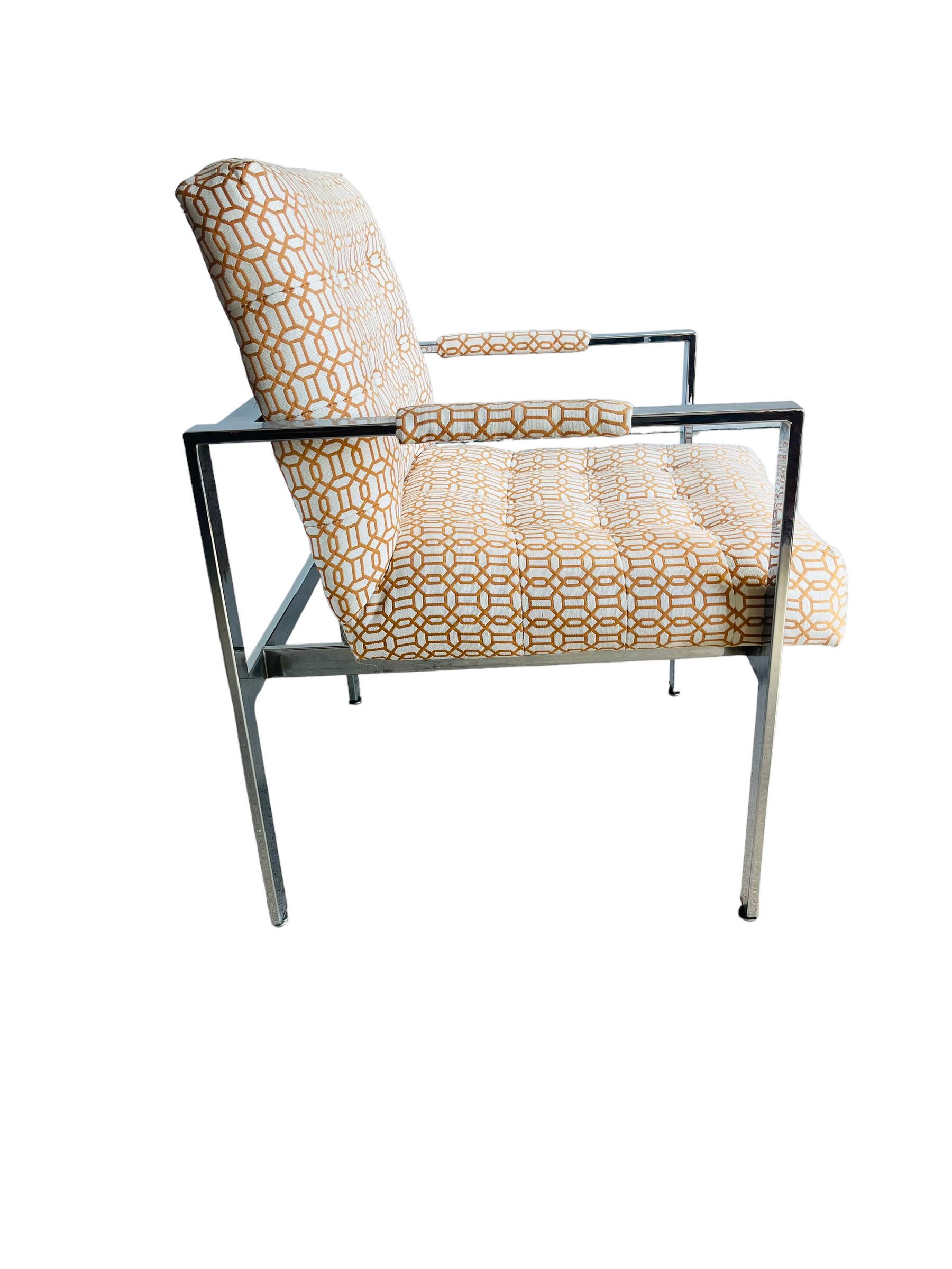 Schöne neue gepolsterte Mitte des Jahrhunderts modernen Chrom Stuhl im Stil von Milo Baughman. 

Maße: 24