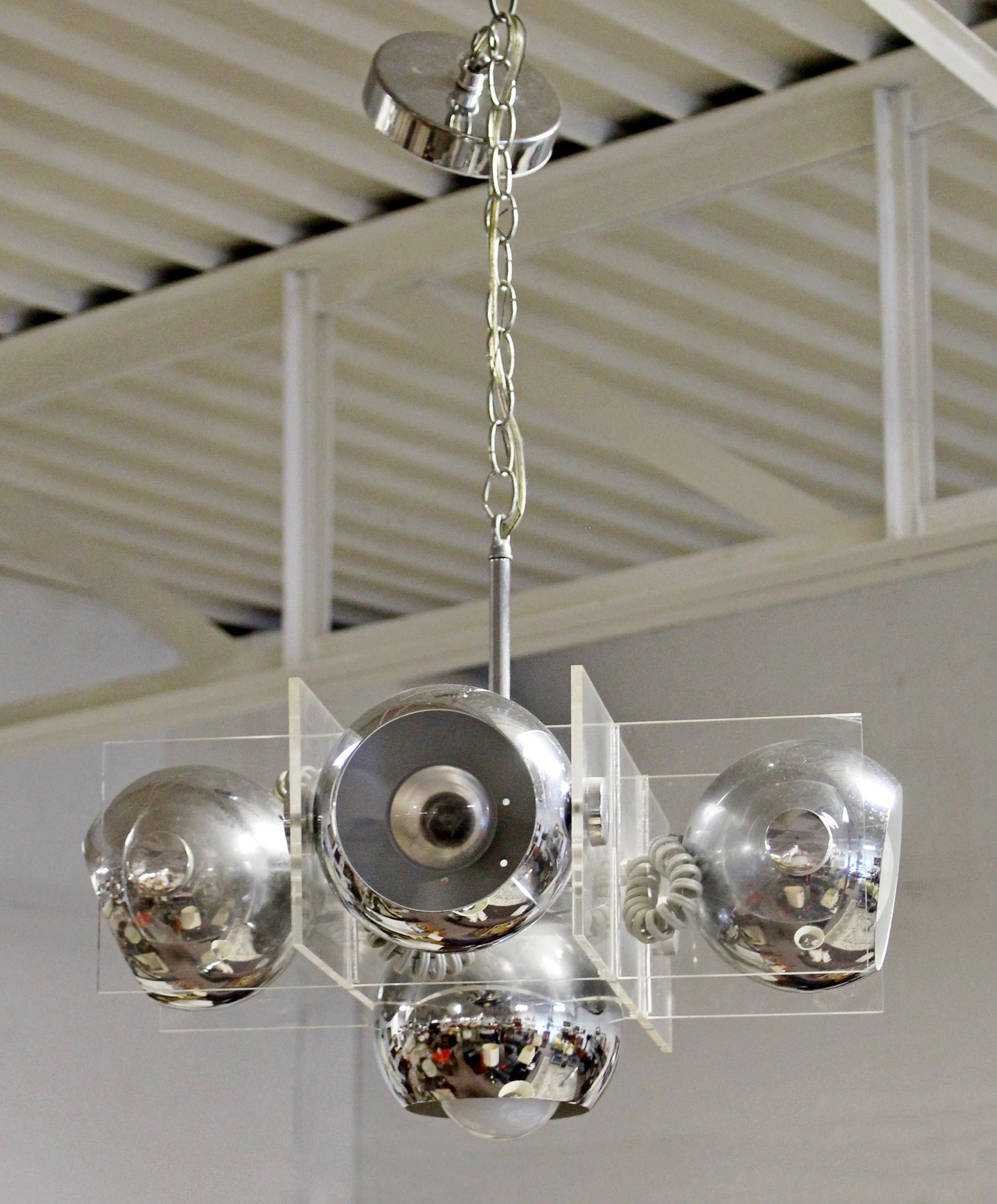 Mid-Century Modern Chrome Lucite Cubic Light Fixture Chandelier, 1970s In Good Condition In Keego Harbor, MI