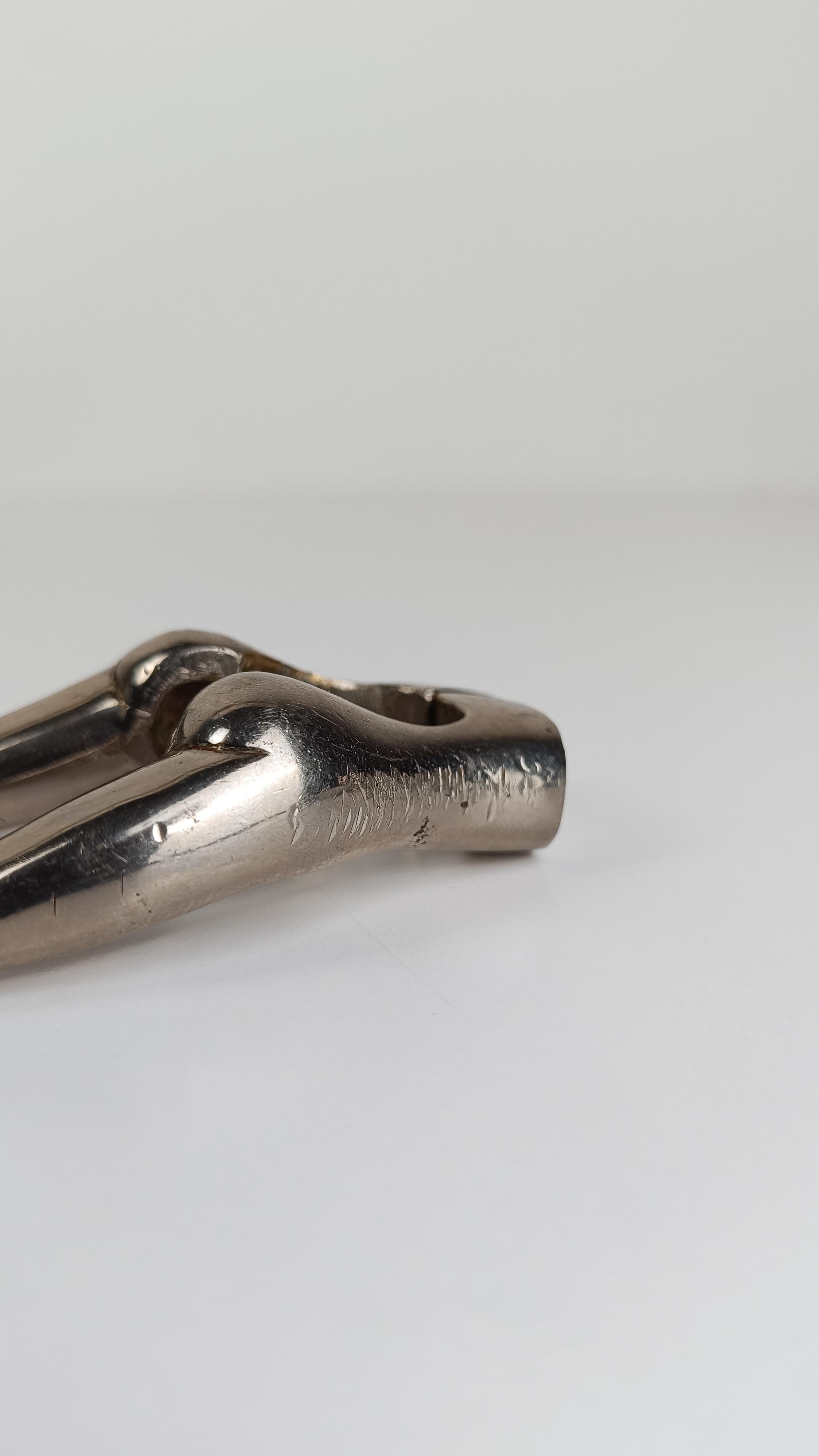 Moderner Nussknacker aus verchromtem Metall in Form von Frauenbeinen, 70er Jahre im Angebot 4