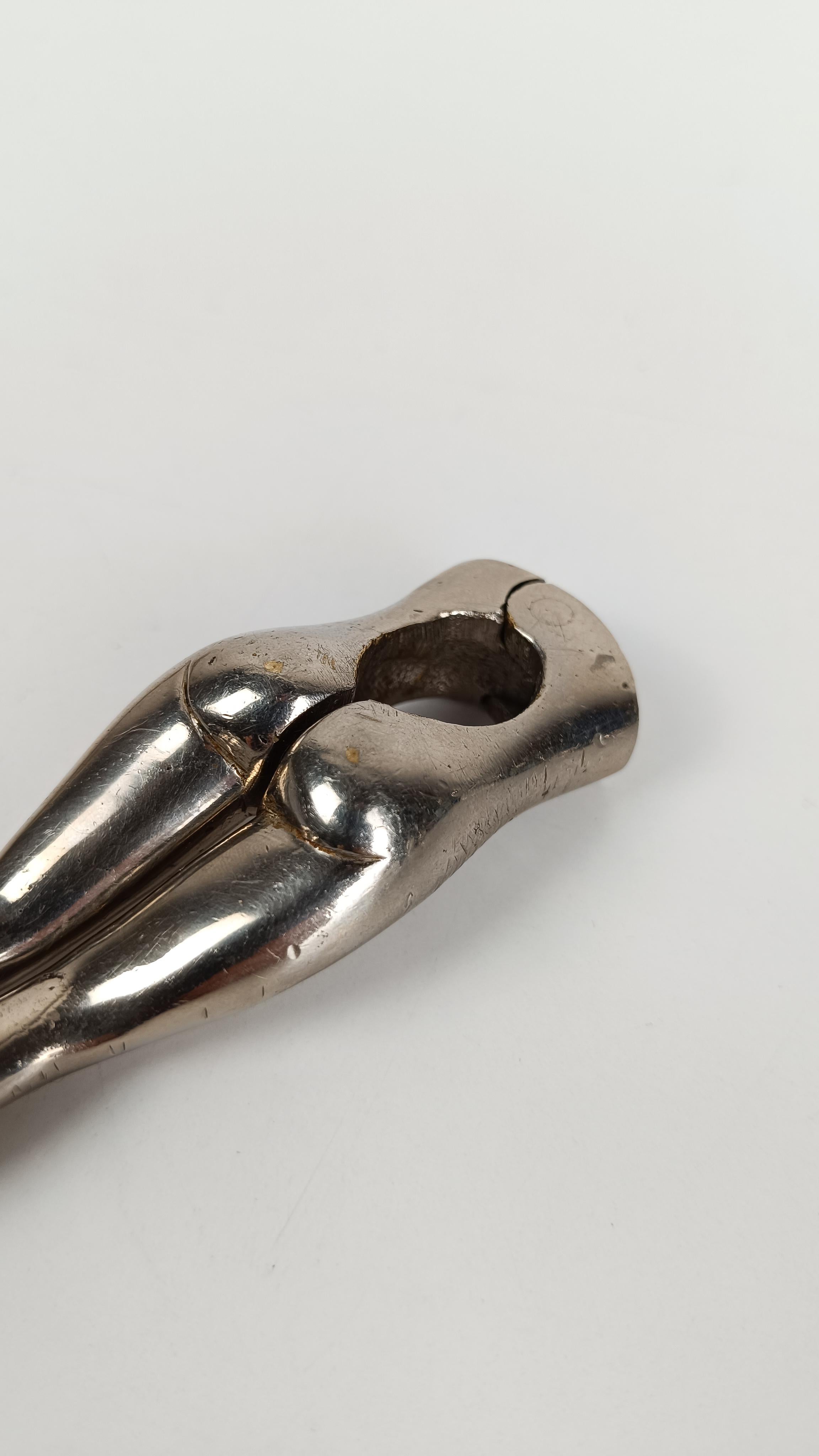 Moderner Nussknacker aus verchromtem Metall in Form von Frauenbeinen, 70er Jahre im Angebot 5