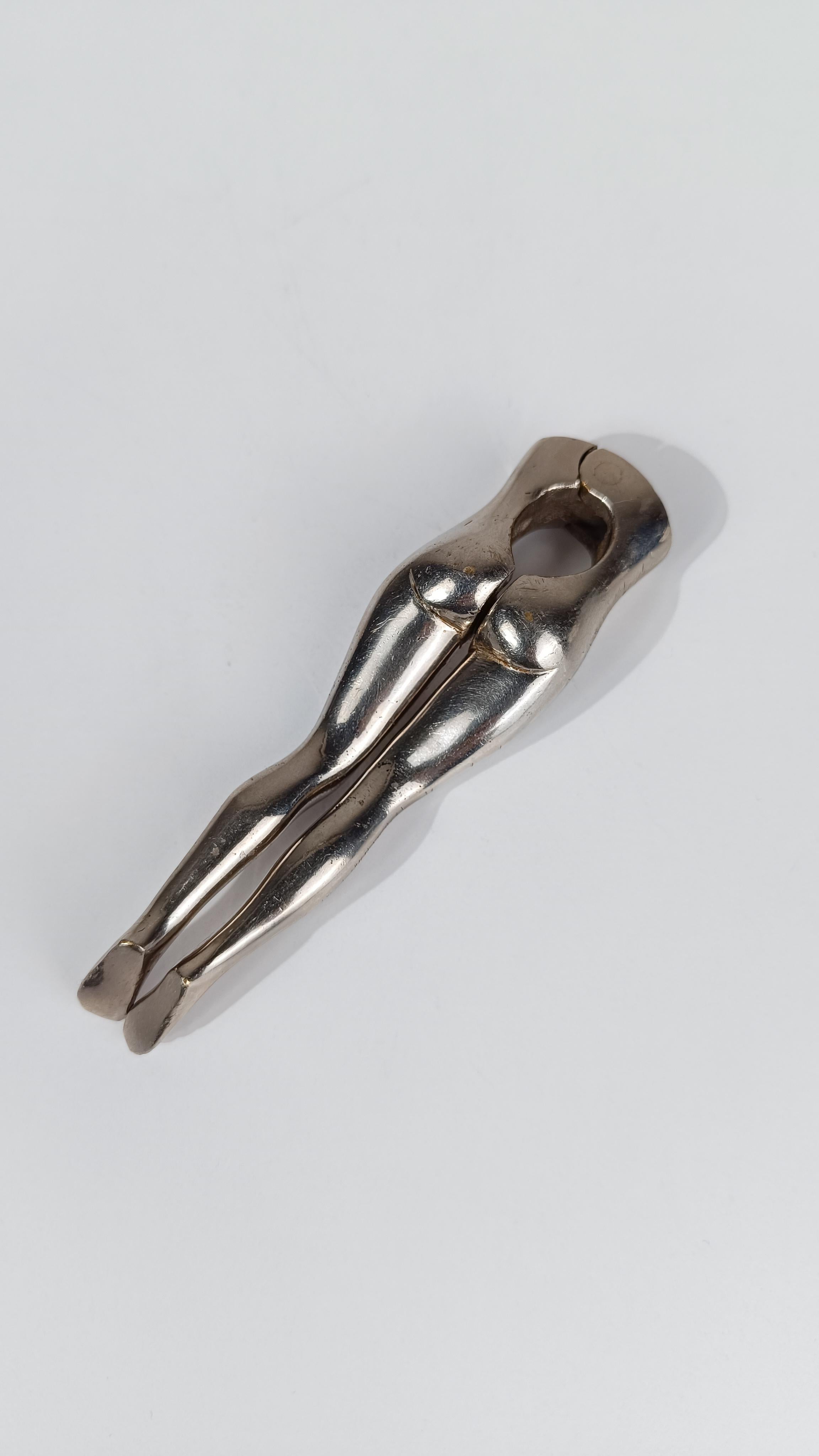 Moderner Nussknacker aus verchromtem Metall in Form von Frauenbeinen, 70er Jahre im Angebot 7