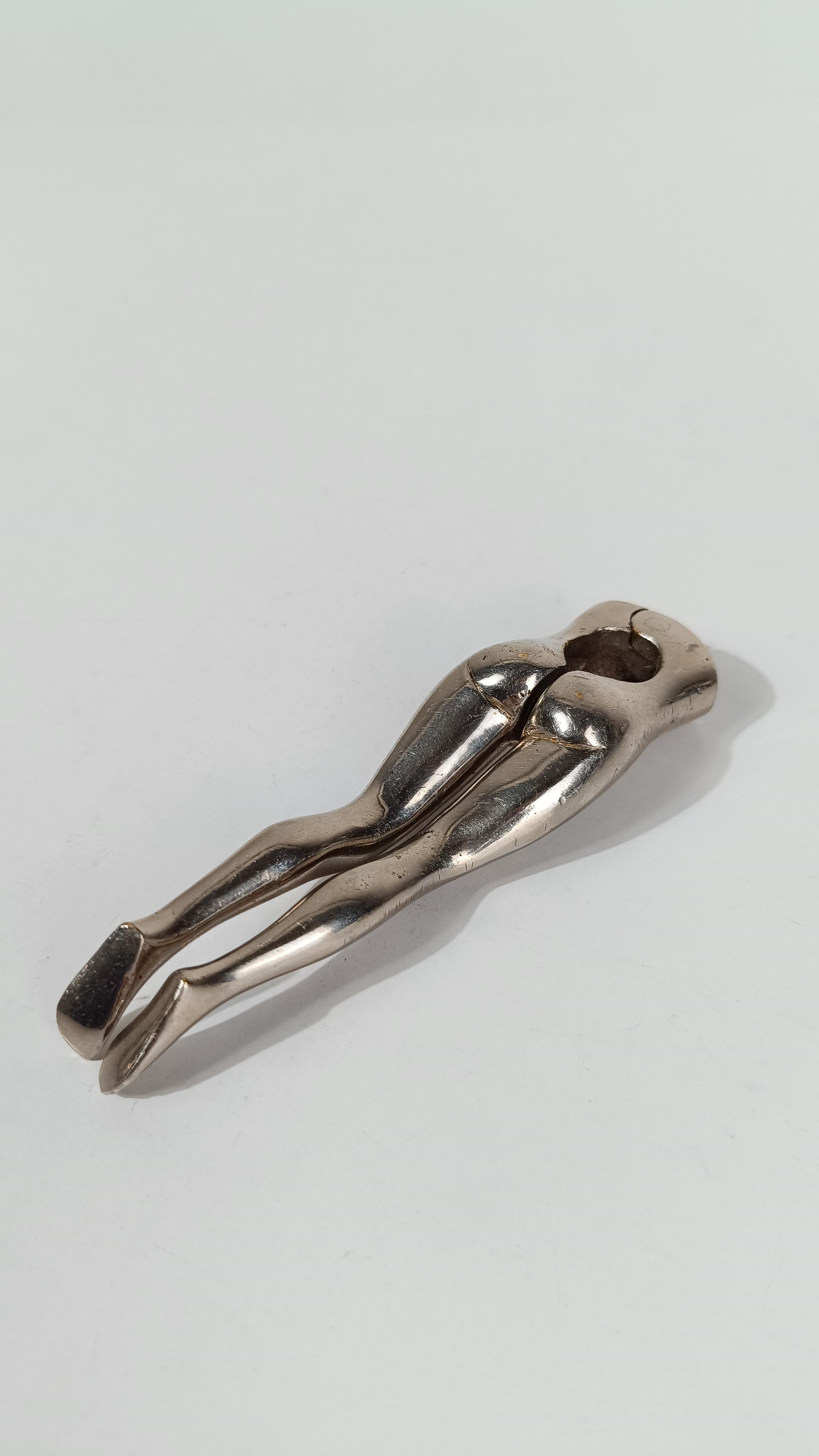 Moderner Nussknacker aus verchromtem Metall in Form von Frauenbeinen, 70er Jahre im Angebot 8