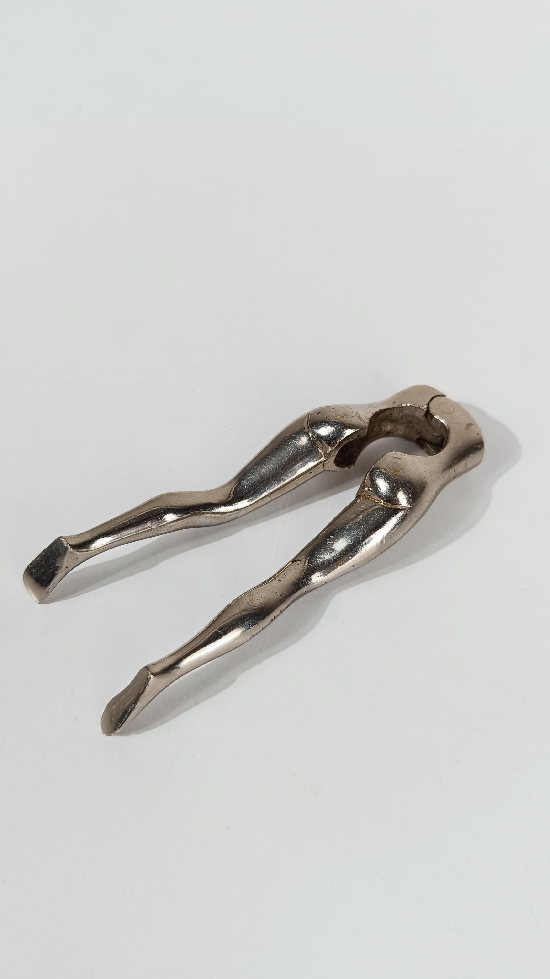 Moderner Nussknacker aus verchromtem Metall in Form von Frauenbeinen, 70er Jahre im Angebot 9