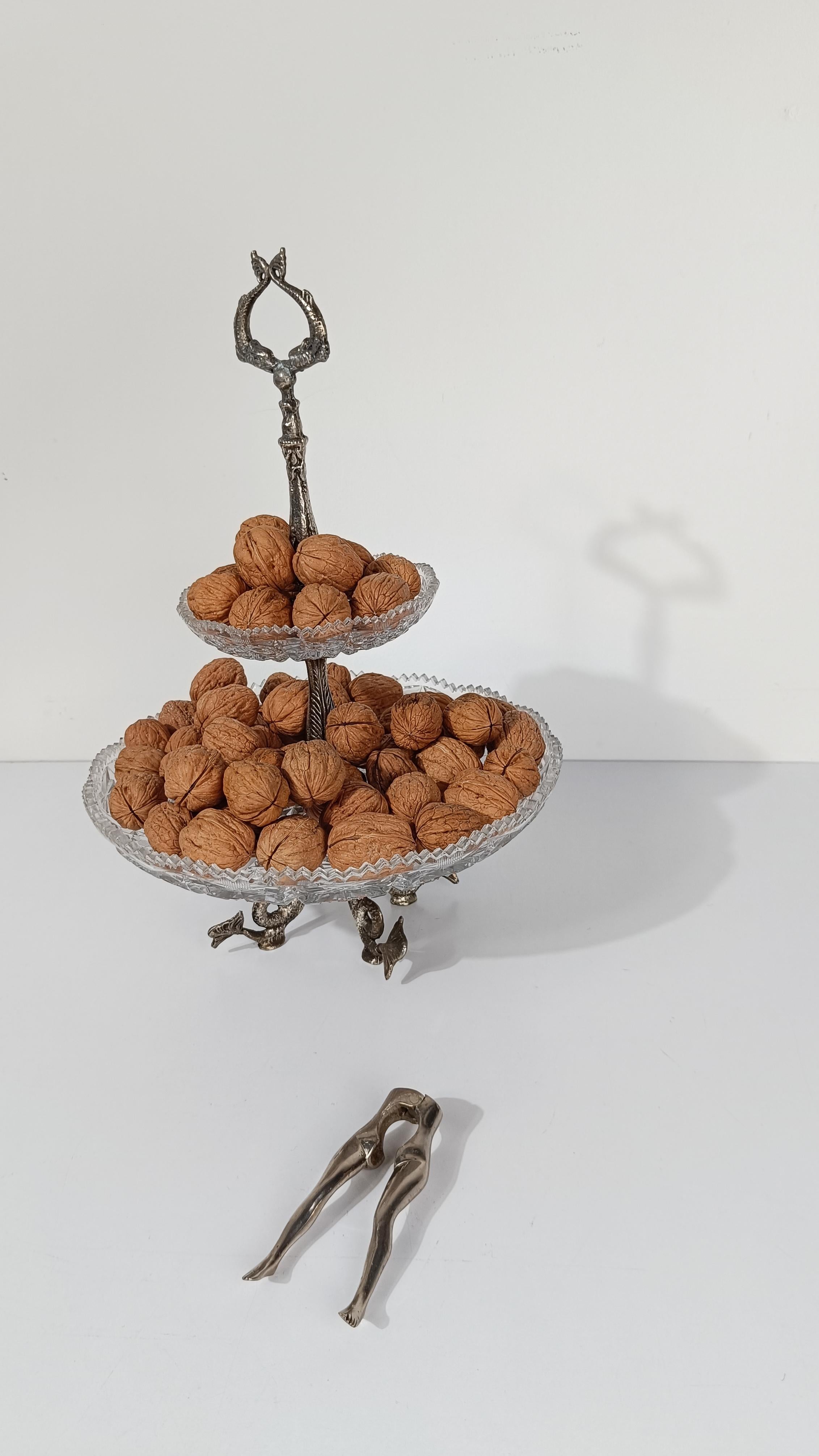 In Italien ist es Tradition, das Weihnachtsessen mit einem gedeckten Tisch mit Trockenfrüchten und Mandarinen zu beenden. Während wir uns weiter unterhalten - und oft lautstark über Ereignisse diskutieren, die Jahrhunderte zurückliegen - schälen wir