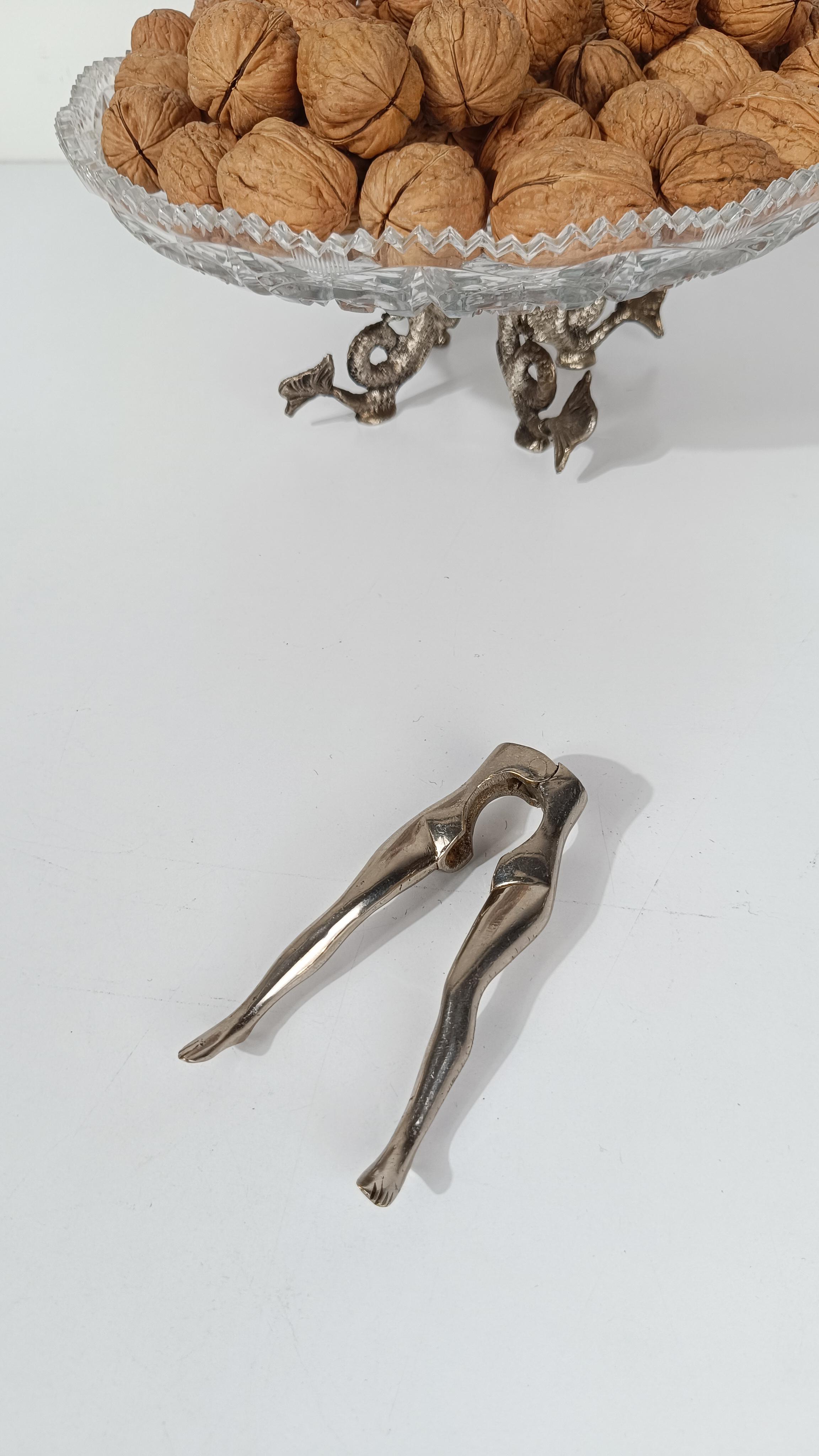 Moderner Nussknacker aus verchromtem Metall in Form von Frauenbeinen, 70er Jahre (Moderne der Mitte des Jahrhunderts) im Angebot